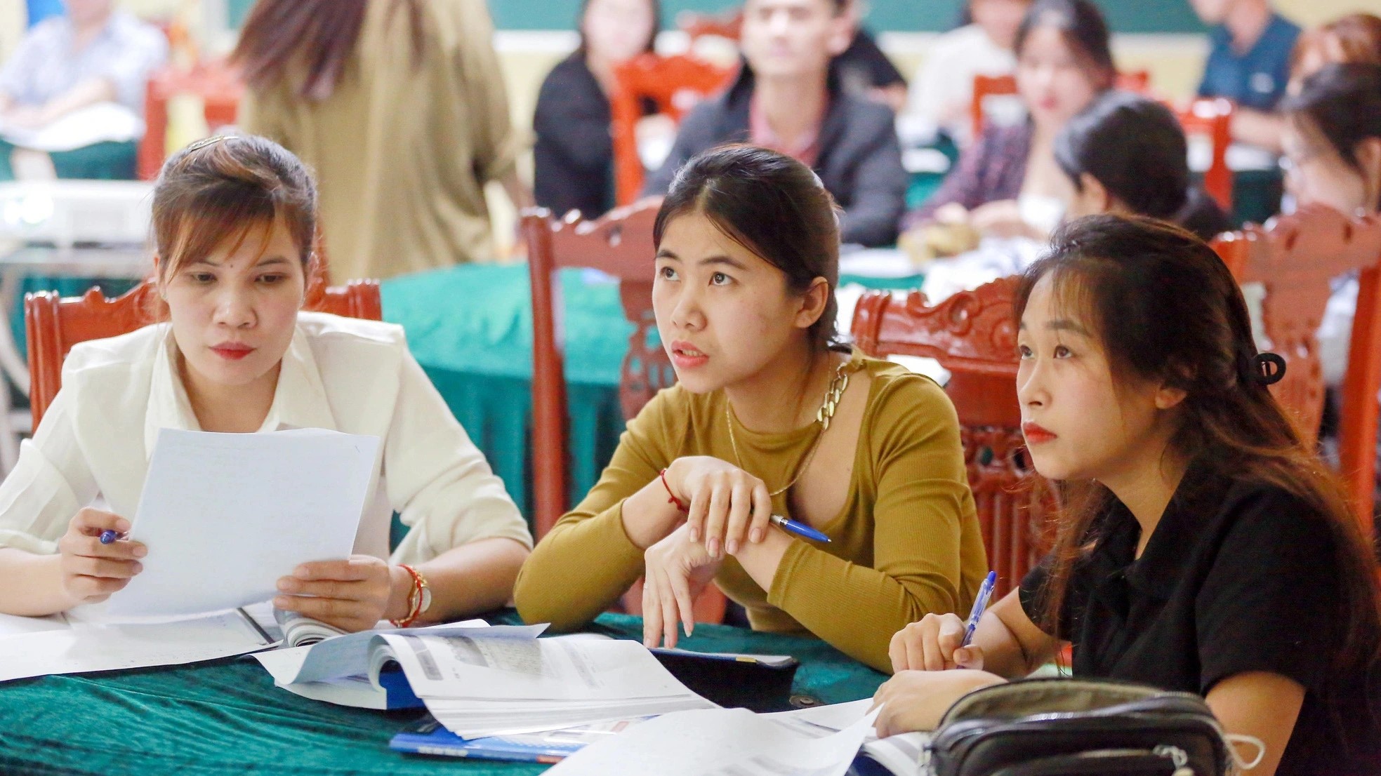 Embracing education: Vietnamese workers take free foreign language classes after work