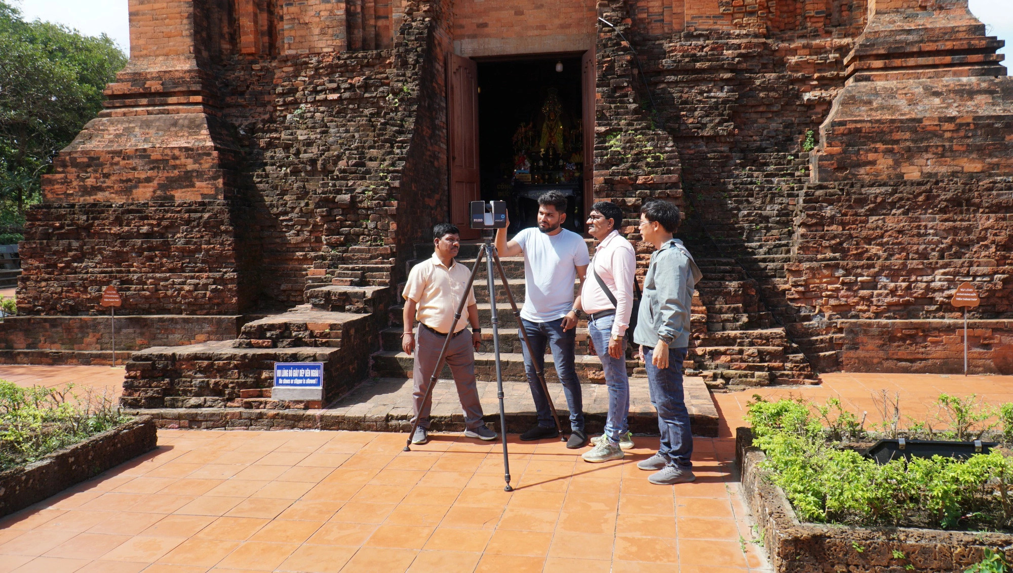 Indian experts start survey for restoring Nhan Tower in Vietnam
