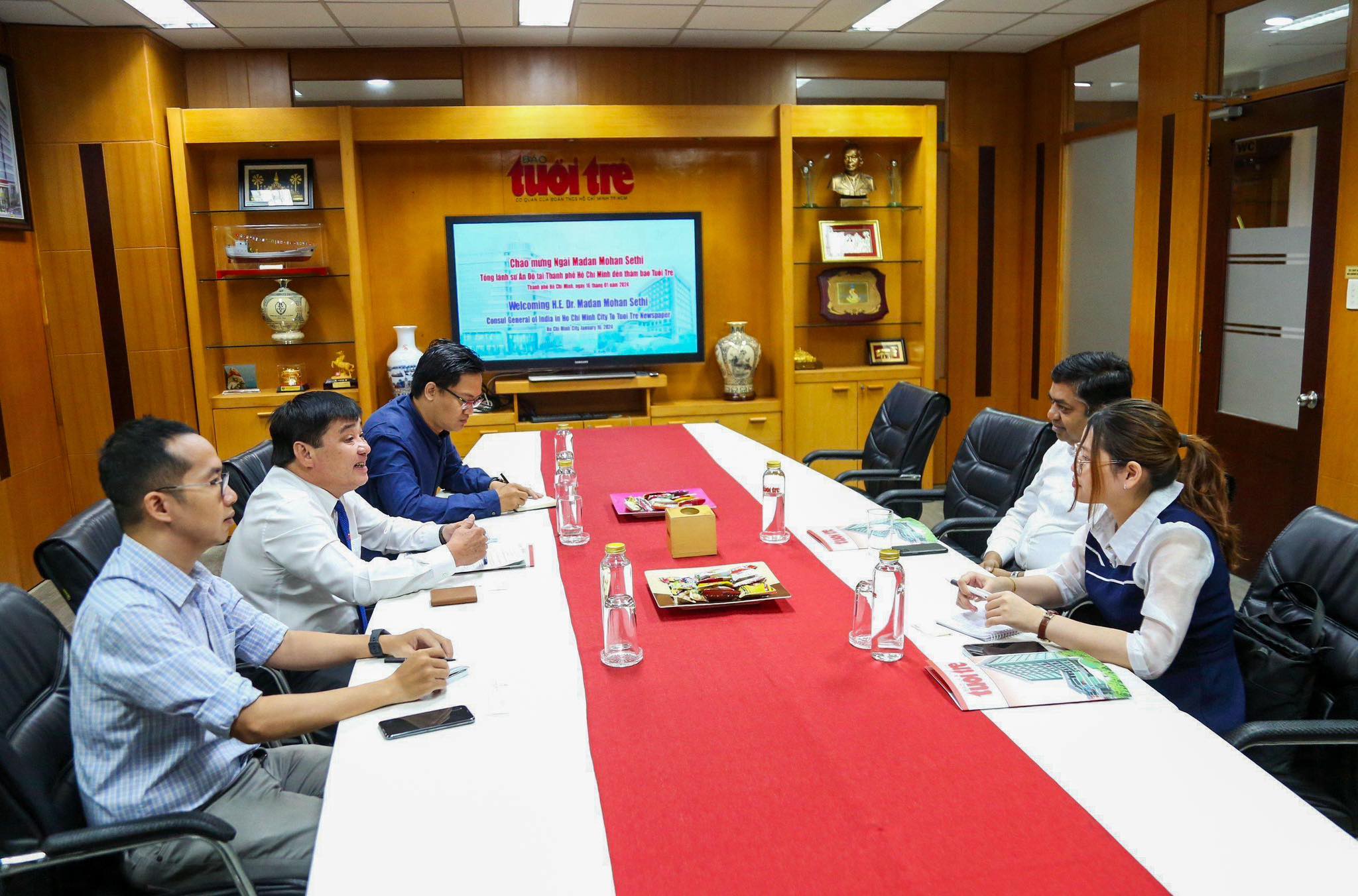 Le The Chu (L), Tuoi Tre editor-in-chief, hosts a meeting with Indian Consul General in Ho Chi Minh City Madan Mohan Sethi at the newspaper’s headquarters, January 16, 2024. Photo: Phuong Quyen / Tuoi Tre News