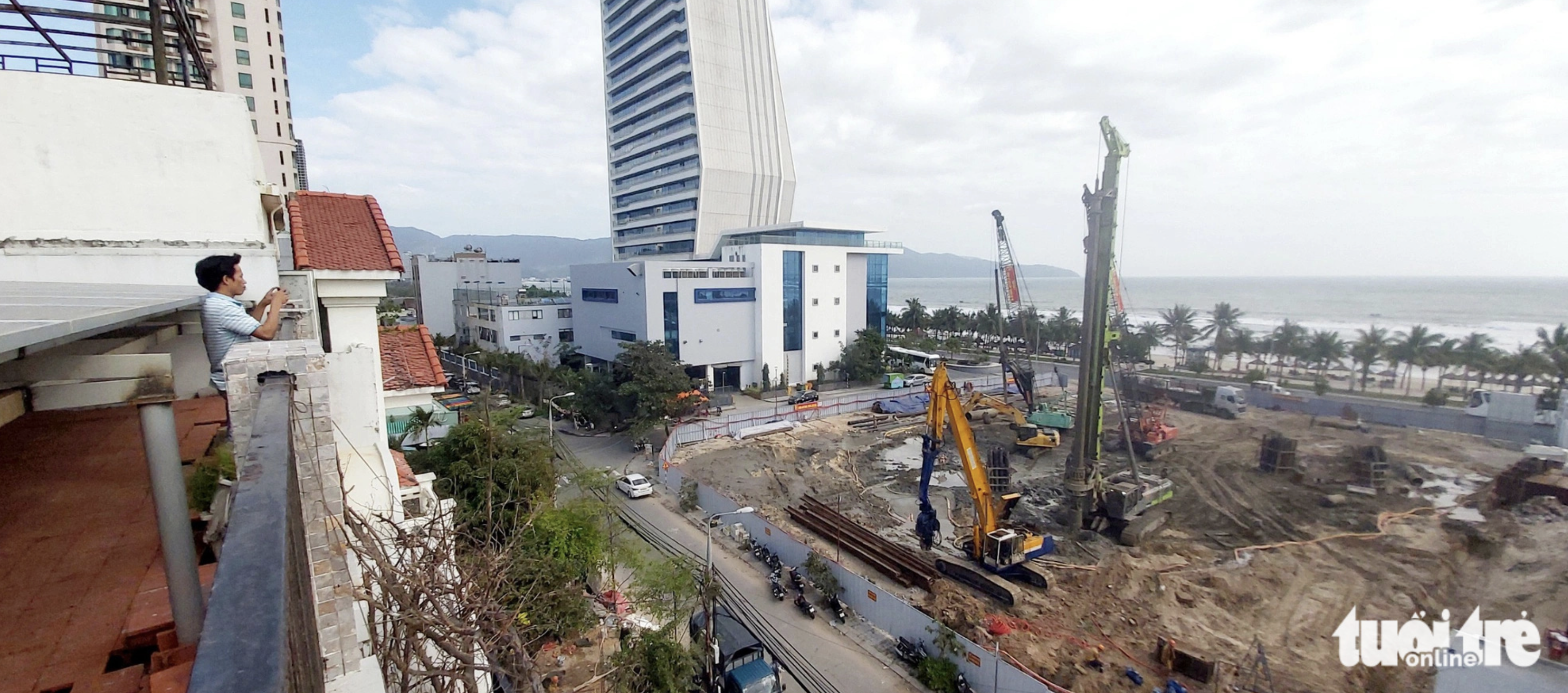 Noise from an underway building project, located near a beach in Da Nang City, deterred many guests from staying at nearby hotels. Photo: Doan Cuong / Tuoi Tre