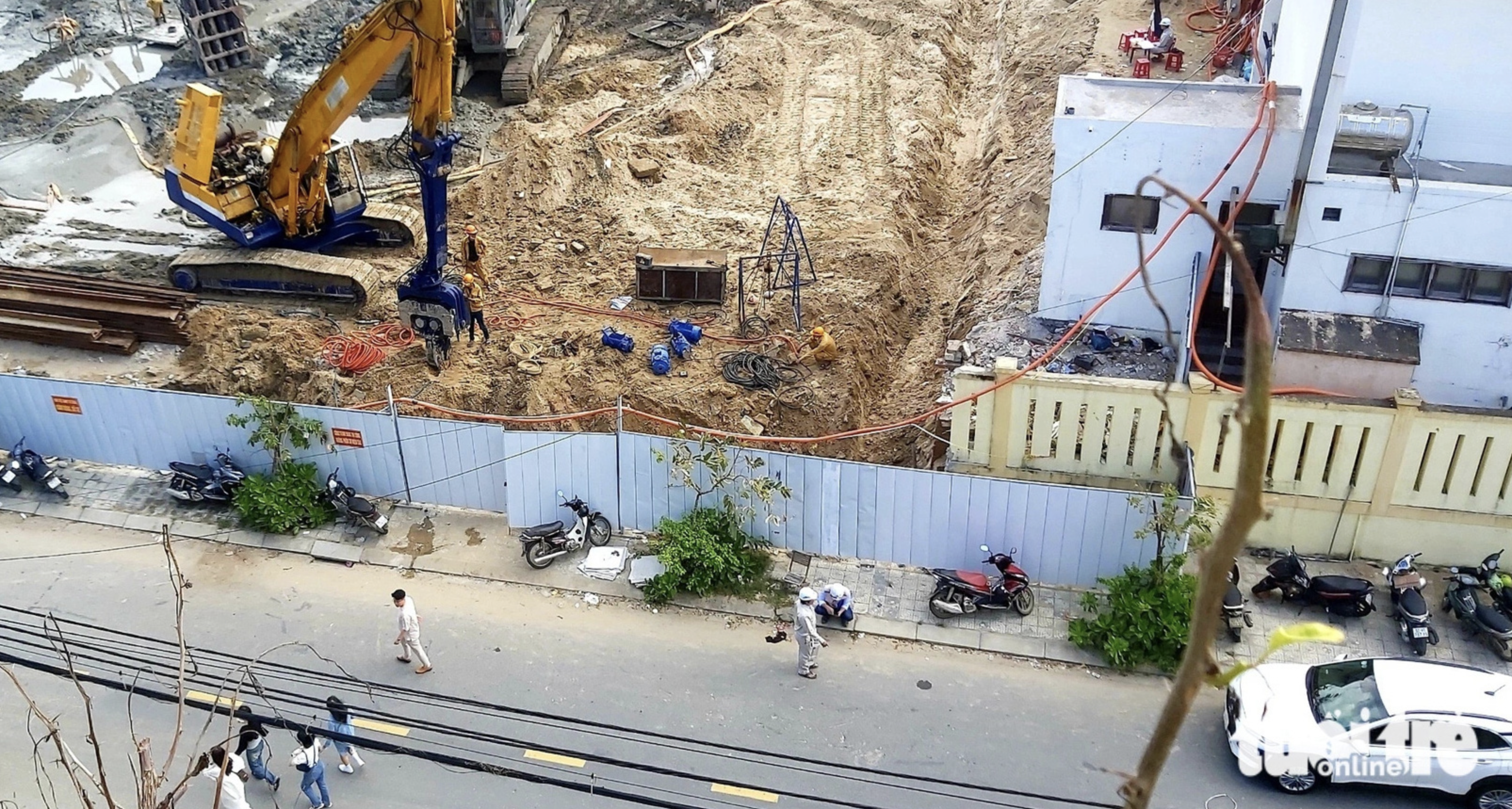 Residents and hoteliers asked the constructor of the project to execute it at a suitable time. Photo: Doan Cuong / Tuoi Tre