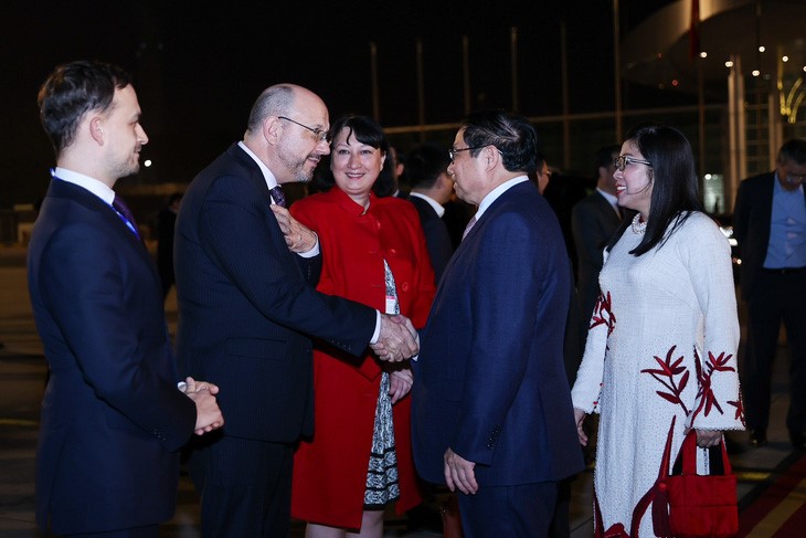 The ambassadors of Switzerland, Hungary, and Romania see off Vietnam’s Prime Minister Pham Minh Chinh and his wife at Noi Bai International Airport before the two latter’s departure for their Europe trip on January 16, 2024. Photo: Nhat Bac / Tuoi Tre