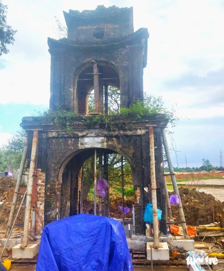 'Genie' relocates over-100-metric-ton temple gate in Vietnam