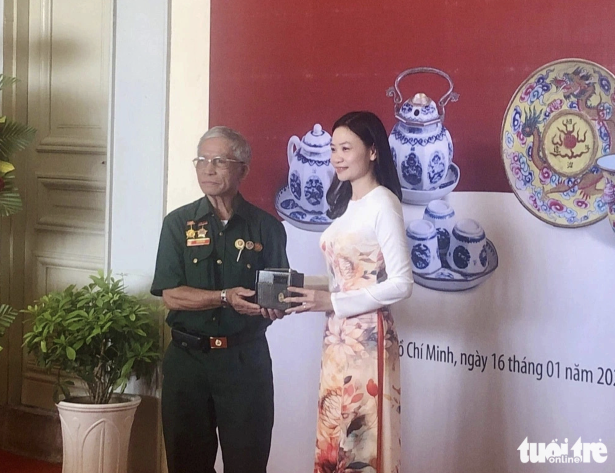 Doan Thi Trang (R), deputy head of the Museum of Ho Chi Minh City, receives a ceramic exhibit. Photo: Hoai Phuong / Tuoi Tre