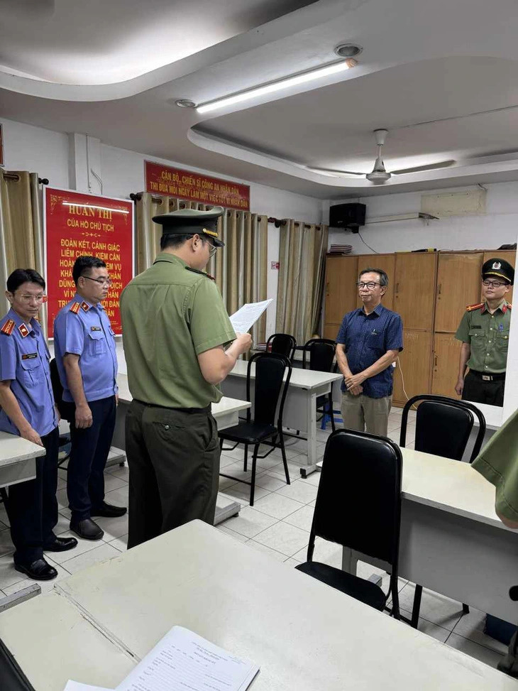 A police officer recites a warrant pressing charges against Nguyen Quang Thong, former editor-in-chief of Thanh Nien (Young People) newspaper based in Ho Chi Minh City. Photo: Supplied