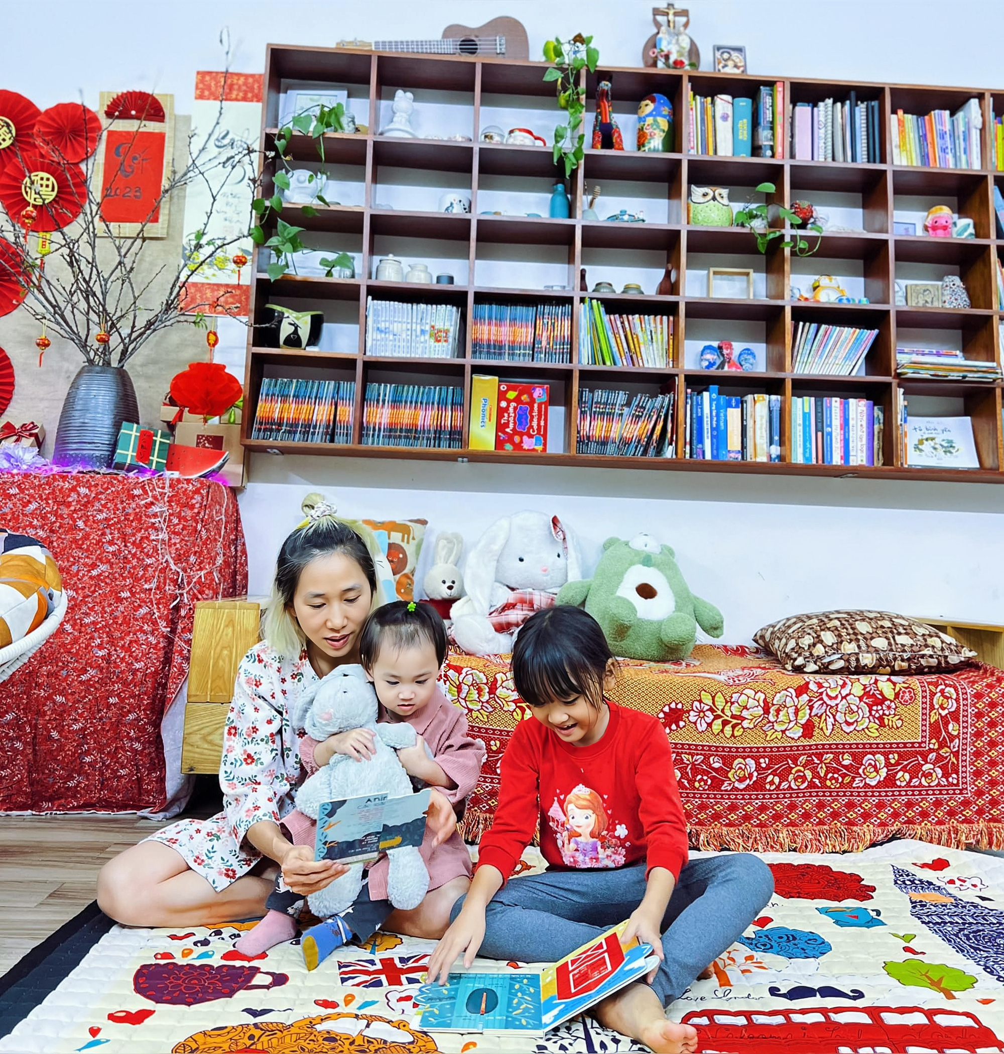 Le Dung reads books with her children in Ha Nam Province, northern Vietnam. Photo: Supplied