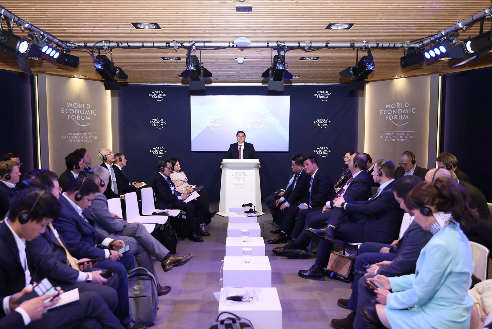The overall scene of the National Strategic Dialogue on Vietnam chaired by Vietnamese Prime Minister Pham Minh Chinh in Davos, Switzerland, on January 16, 2024, an event within the framework of the 54th Annual Meeting of the World Economic Forum (WEF). Photo: Nhat Bac / Tuoi Tre