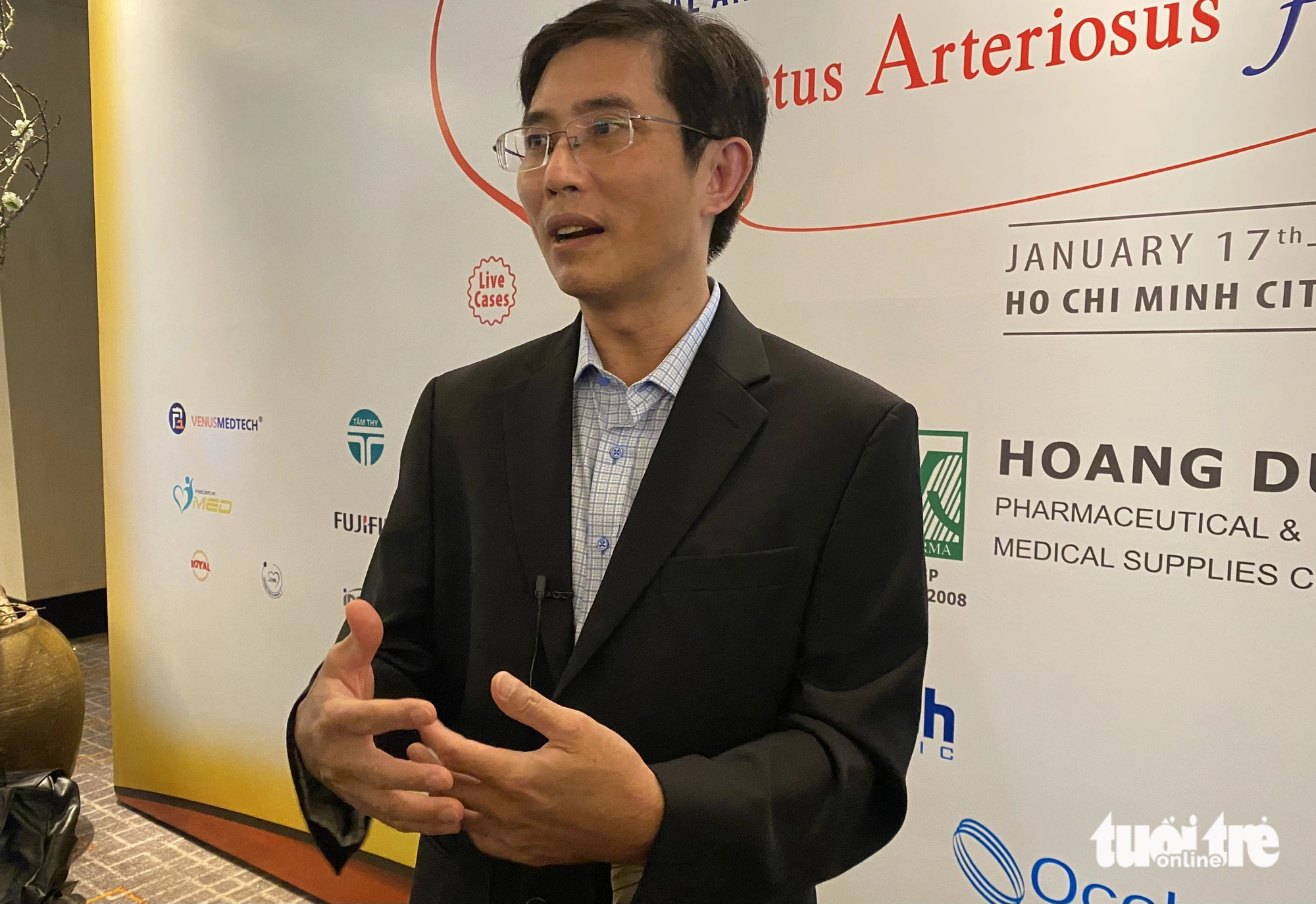 Dr. Do Nguyen Tin, president of the Ho Chi Minh City Pediatric Cardiology & Congenital Heart Disease Society, responds to reporters at the 10th Vietnam Congress of Congenital and Structural Heart Disease in Ho Chi Minh City, January 17, 2024. Photo: Xuan Mai / Tuoi Tre