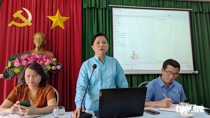 Hoang Thi Nhu Thanh (C), head of the management board of Dong Ba Market, at a meeting with traders to announce that the management board would offer a reward of VND500,000 ($20.5) each for overpricing reports. Photo: Nhat Linh / Tuoi Tre