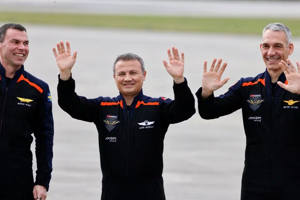 Pilot Walter Villadei of Italy, Mission Specialist Alper Gezeravci of Turkey, and ESA (European Space Agency) project astronaut Marcus Wandt of Sweden pose on the day that Axiom Mission 3 will launch to the International Space Station, at Cape Canaveral, Florida, U.S. January 18, 2024. Photo: Reuters