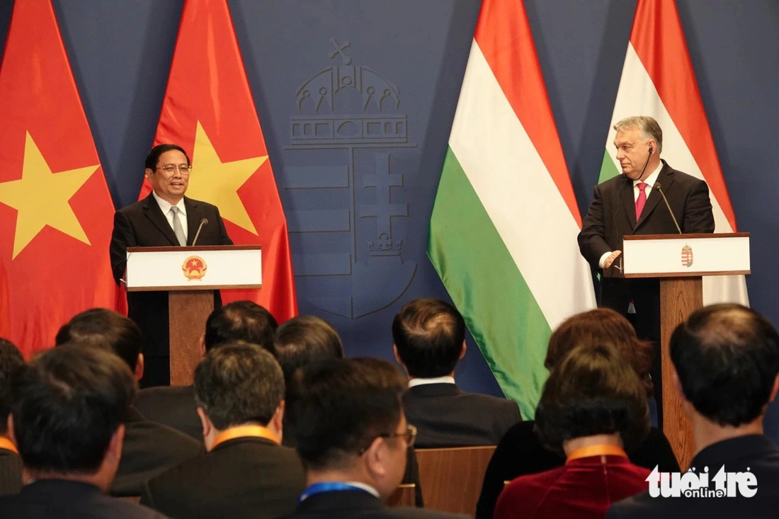 Vietnamese Prime Minister Pham Minh Chinh (L) and his Hungarian counterpart Viktor Orbán co-chair a press conference announcing the results of their talks in Budapest on January 18, 2024. Photo: Quynh Trung / Tuoi Tre