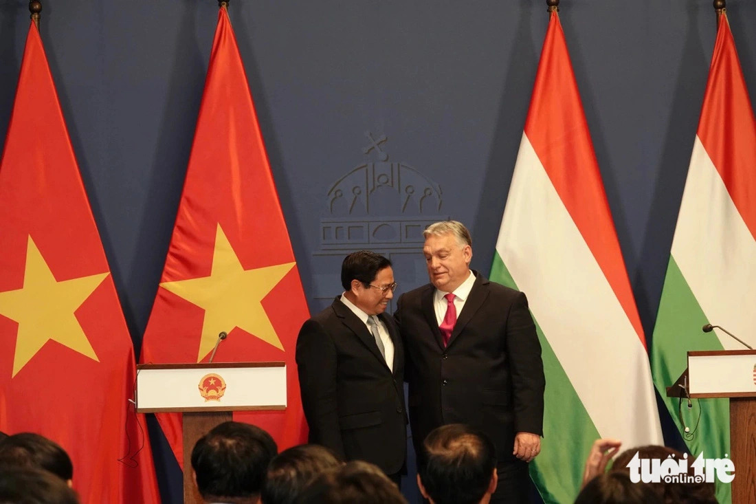 Hungarian PM Viktor Orbán and his Vietnamese counterpart Pham Minh Chinh give each other an affectionate shoulder hug after ending the press briefing in Budapest on January 18, 2024. Photo: Quynh Trung / Tuoi Tre