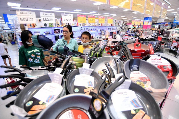 Vietnam's mid-term economic outlook shines, yet inflation concerns mount: StanChart experts