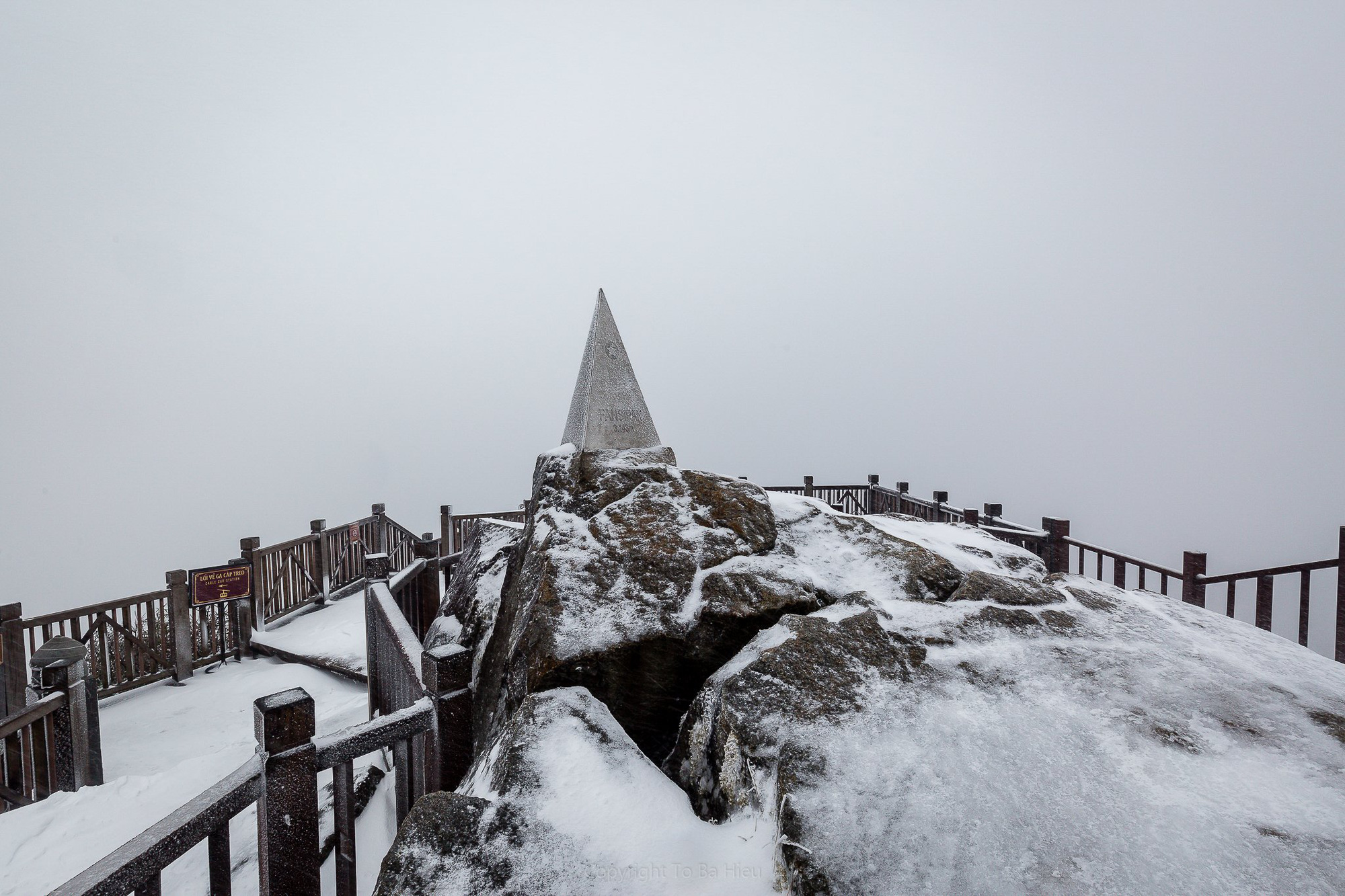 The summit of Mount Fansipan is blanketed in white snow, Lao Cai Province, northern Vietnam, February 9, 2021. Photo: To Ba Hieu / Tuoi Tre