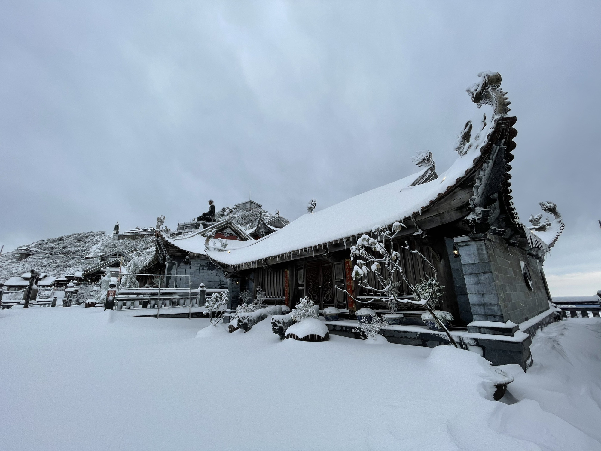 The summit of Mount Fansipan is blanketed in white snow, Lao Cai Province, northern Vietnam, February 9, 2021. Photo: To Ba Hieu / Tuoi Tre