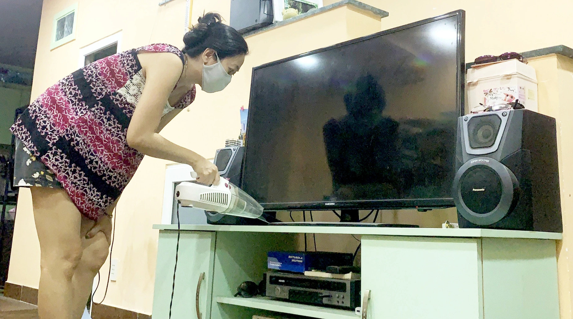 Mai Phi cleans her house in District 7, Ho Chi Minh City. Photo: Ng.Dai / Tuoi Tre