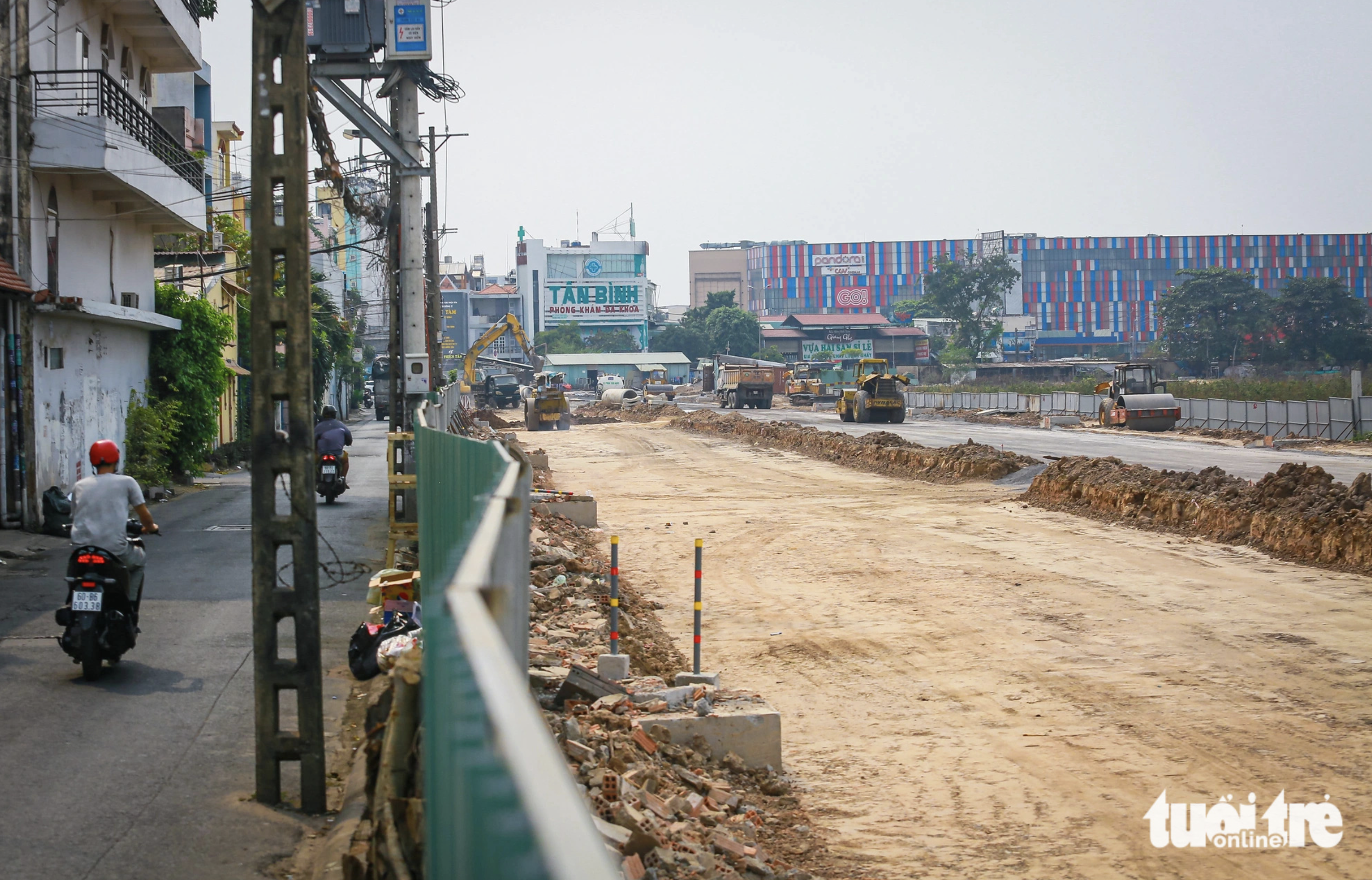 3-decade-old wall pulled down to clear way for road to Ho Chi Minh City airport