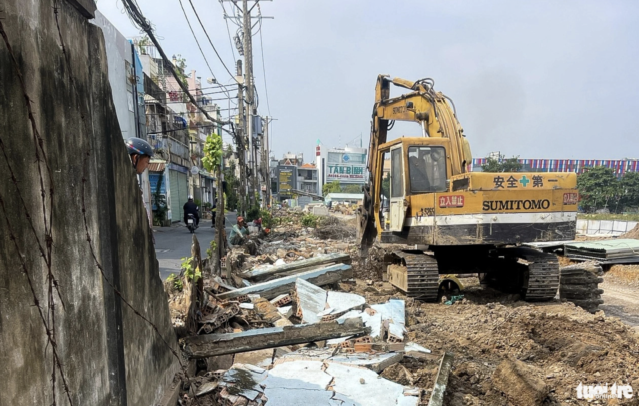 The 400-meter-long concrete wall along Road C12 has been dismantled for one week. The three-meter-wide road has faced traffic jams over the past many years. Photo: Chau Tuan / Tuoi Tre