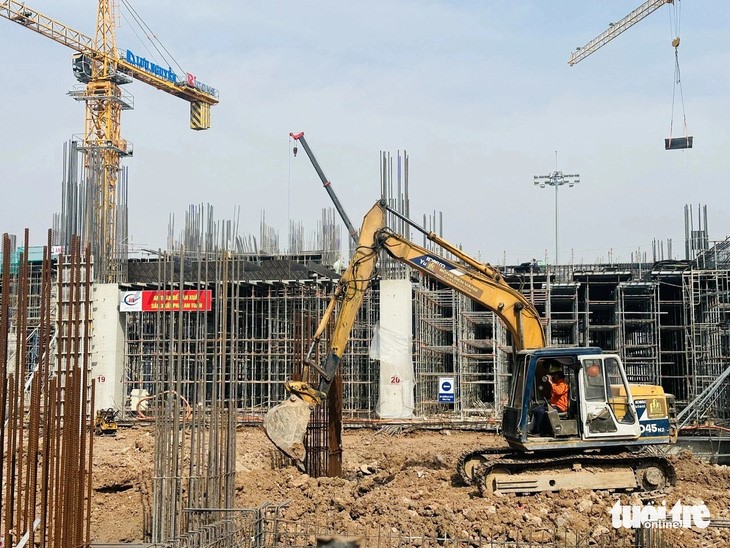 Contractors have mobilized 1,400 workers, 16 tower cranes, over 350 vehicles, and equipment to the construction site of the T3 terminal of Tan Son Nhat International Airport in Ho Chi Minh City. Photo: Cong Trung / Tuoi Tre