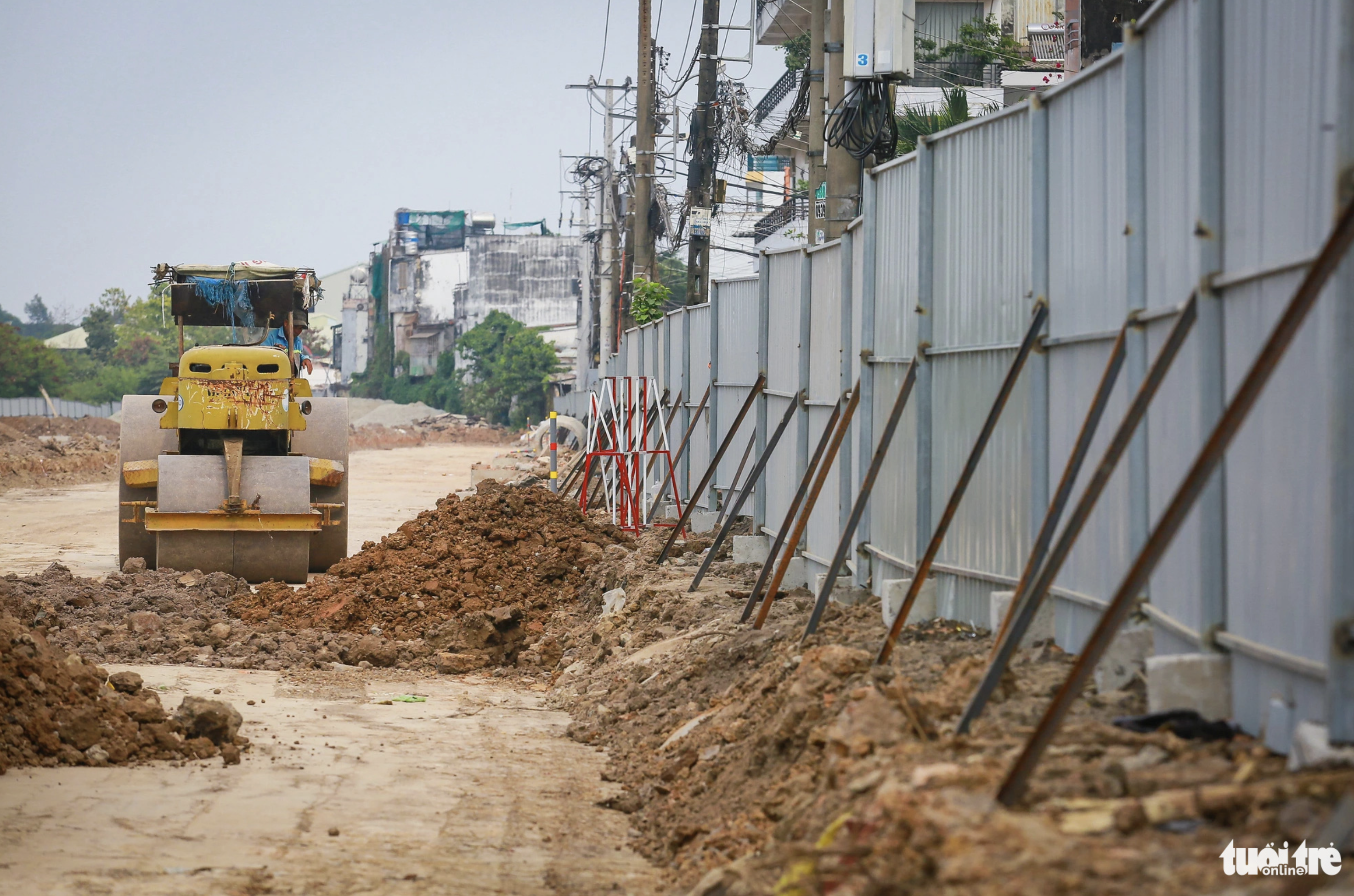 A fence of iron sheets was erected after the wall had been demolished to ensure the safety of commuters and facilitate work on the last section of the road connecting Tran Quoc Hoan and Cong Hoa Streets, leading to Tan Son Nhat International Airport. Photo: Chau Tuan / Tuoi Tre