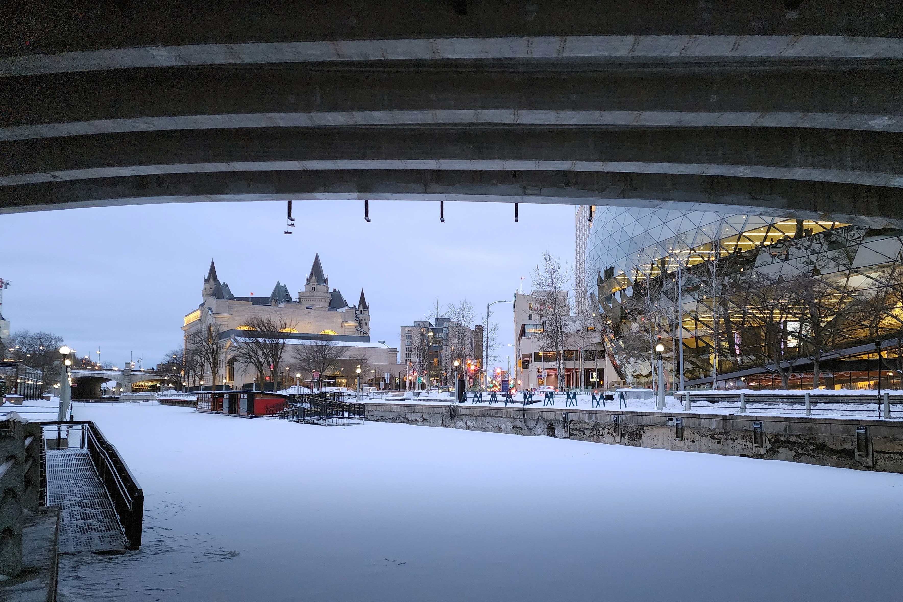 The frozen 7.8-km (4.9-mile) Rideau Canal Skateway, the world's largest natural ice skating rink, lies empty on the eve of its re-opening for skating for the first time in two years, in Ottawa, Ontario, Canada January 20, 2024. Photo: Reuters