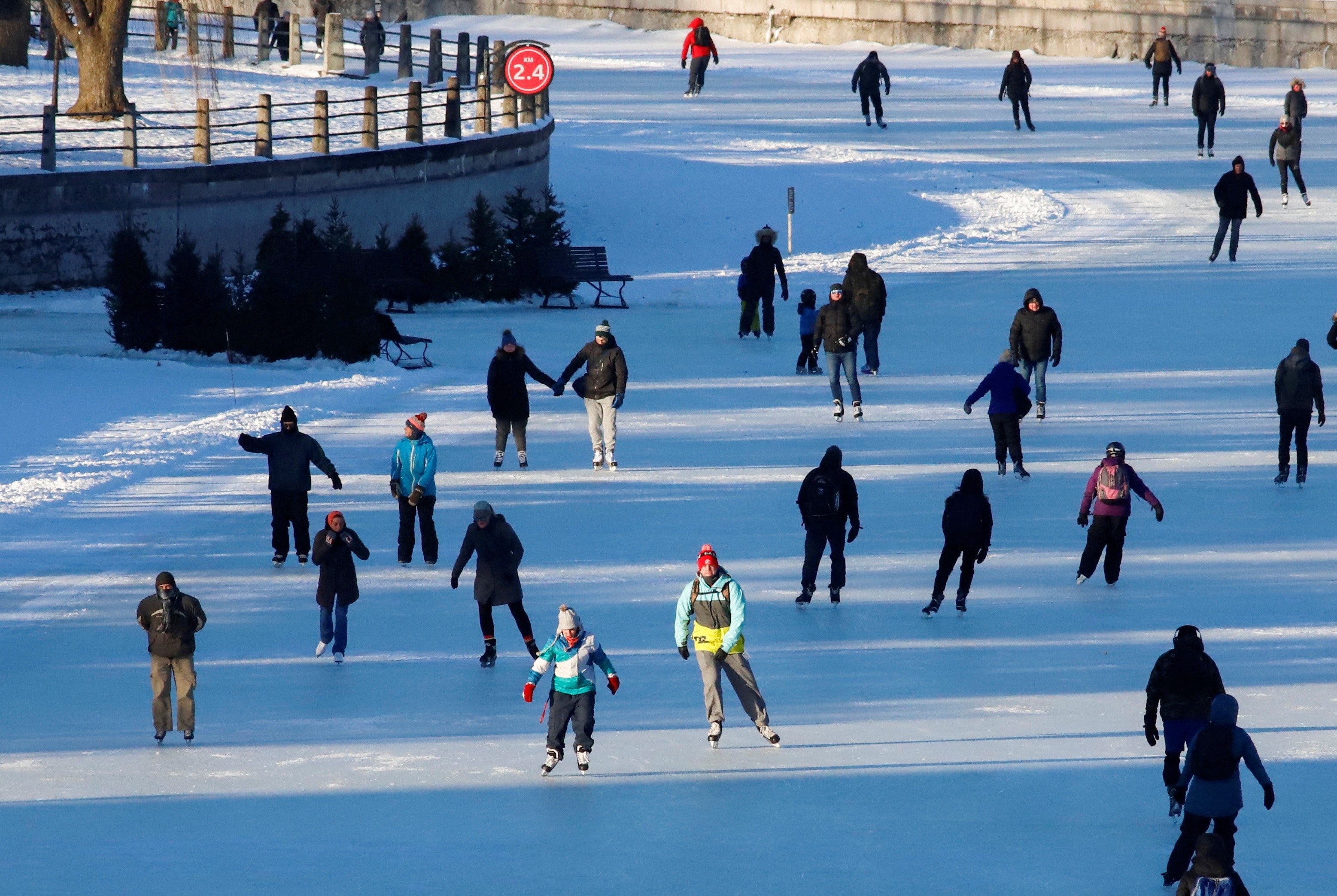 People skate on the Rideau Canal Skateway, the world's largest skating rink, during a period of subzero Arctic weather in Ottawa, Ontario, Canada January 14, 2022. Photo: Reuters