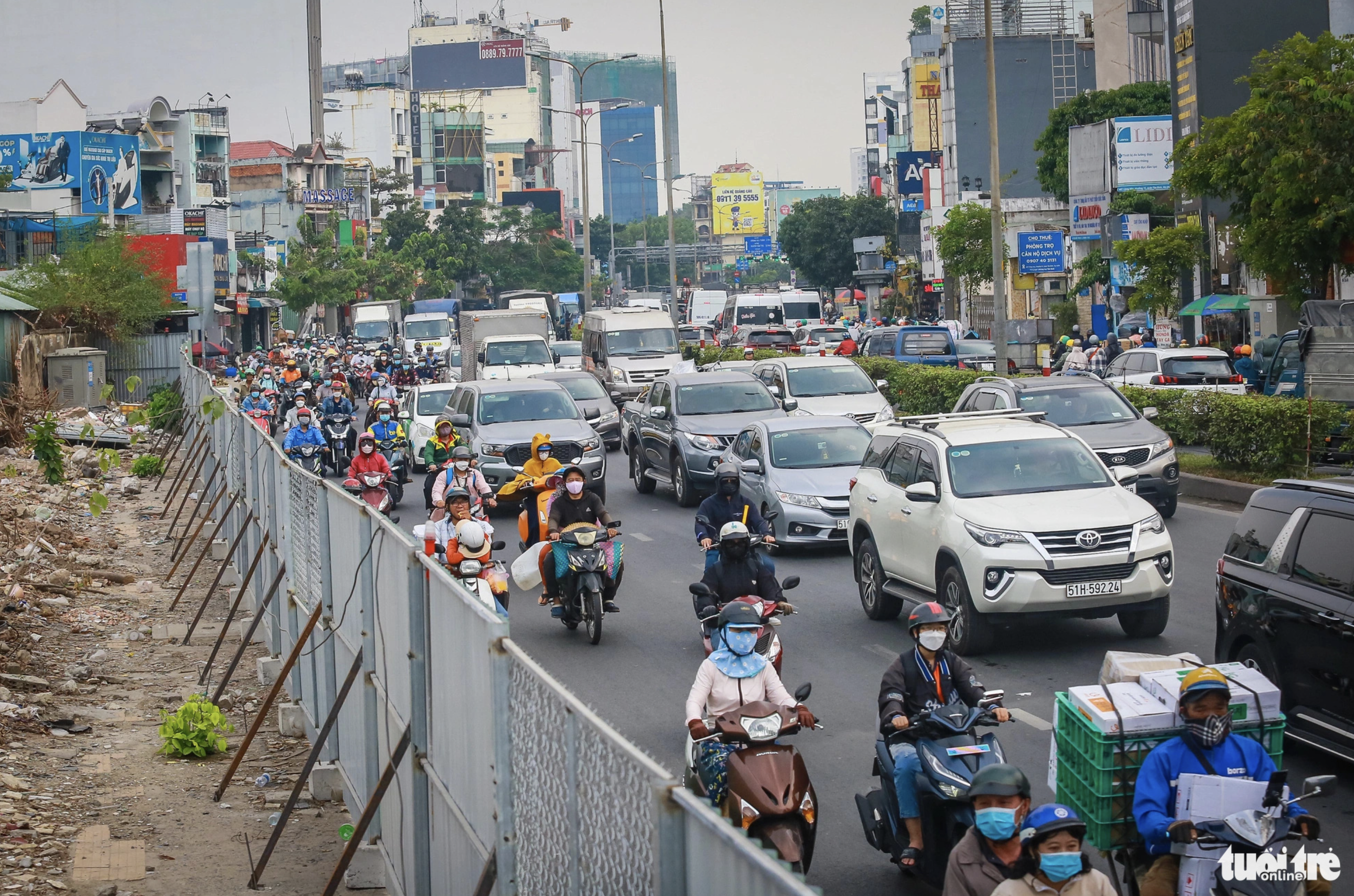 A representative of the road project’s investor said that a section of Cong Hoa Street is being expanded. Photo: Chau Tuan / Tuoi Tre