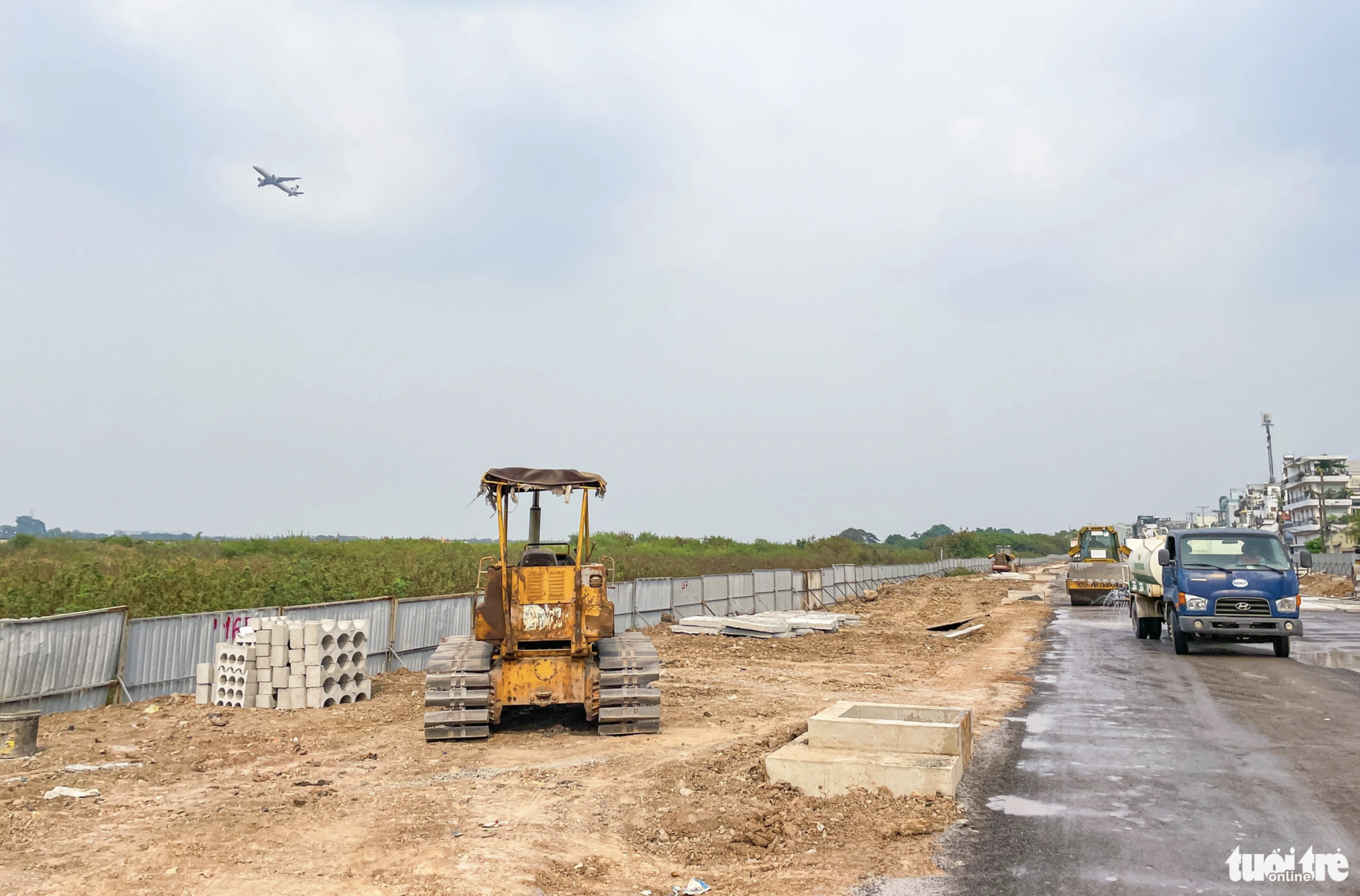 The construction of a road connecting Tran Quoc Hoan and Cong Hoa Streets will cost over VND4.8 trillion (US$197.5 million) sourced from the city’s budget. Work on the road started in late 2022, and will be completed in 2024. Photo: Chau Tuan / Tuoi Tre