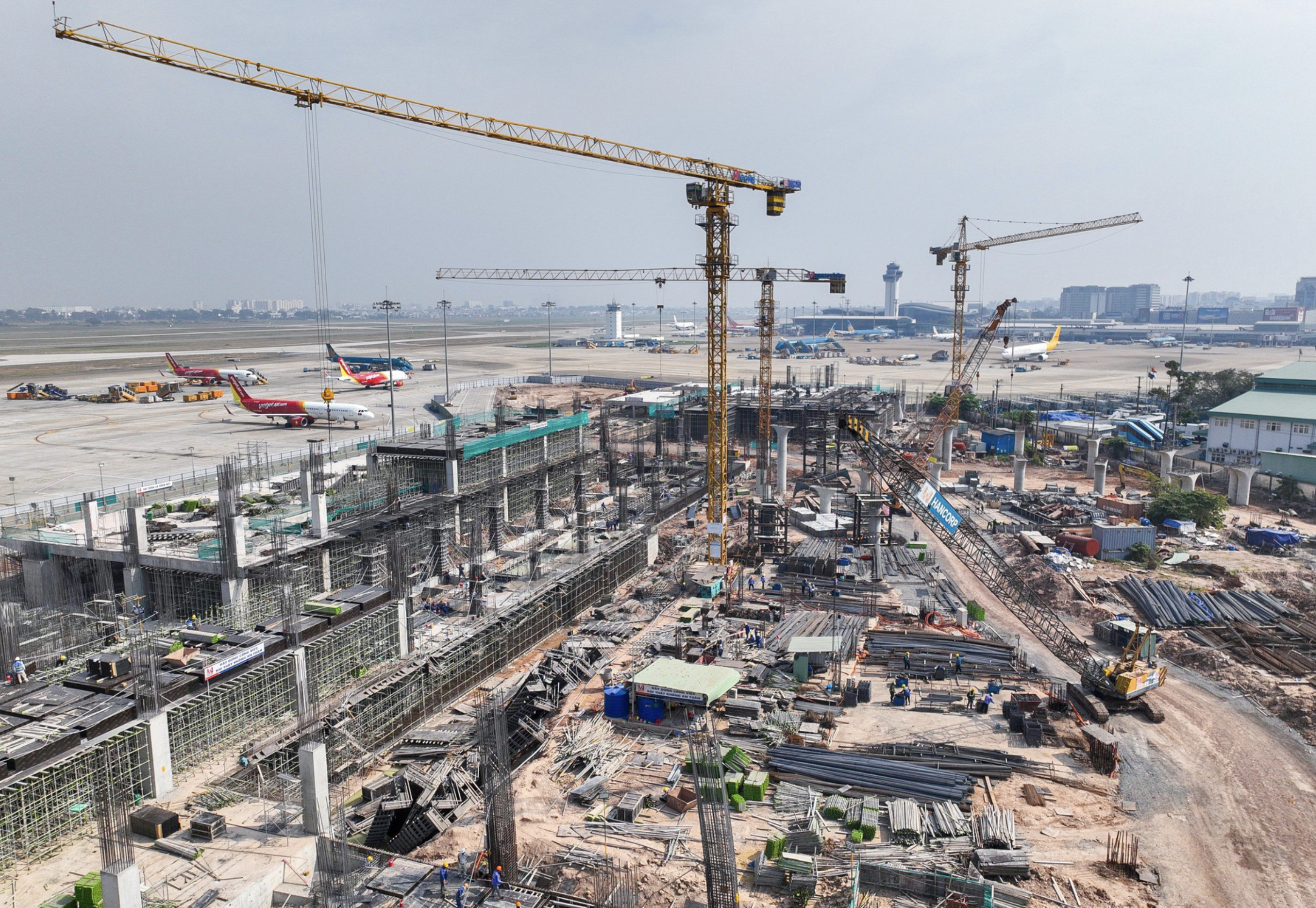 The six-lane road will connect with the under-construction terminal T3 at Tan Son Nhat International Airport. Photo: Chau Tuan / Tuoi Tre