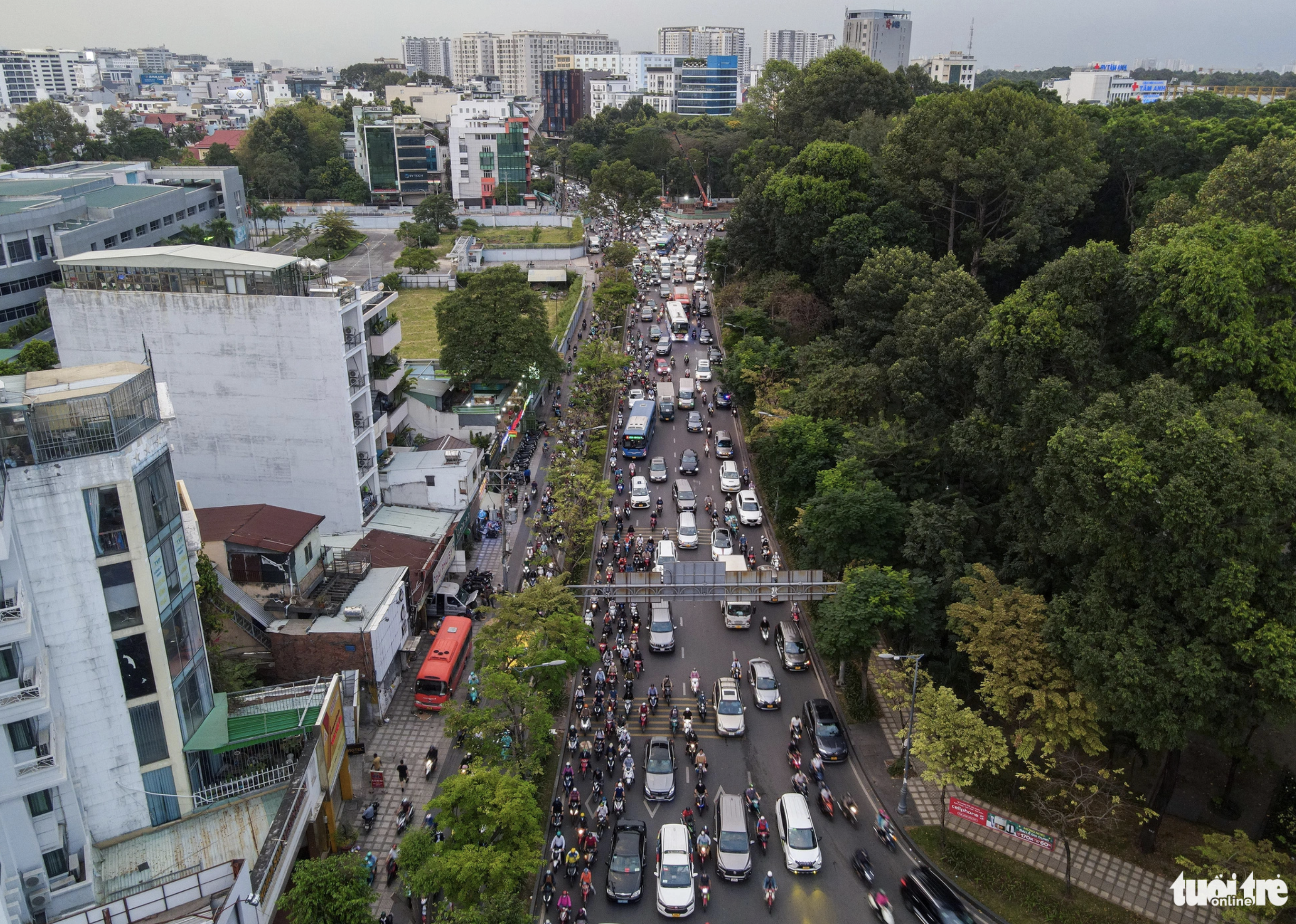 When opened to traffic, the road linking Tran Quoc Hoan and Cong Hoa Streets is expected to ease traffic jams in the area around Tan Son Nhat International Airport. Photo: Chau Tuan / Tuoi Tre