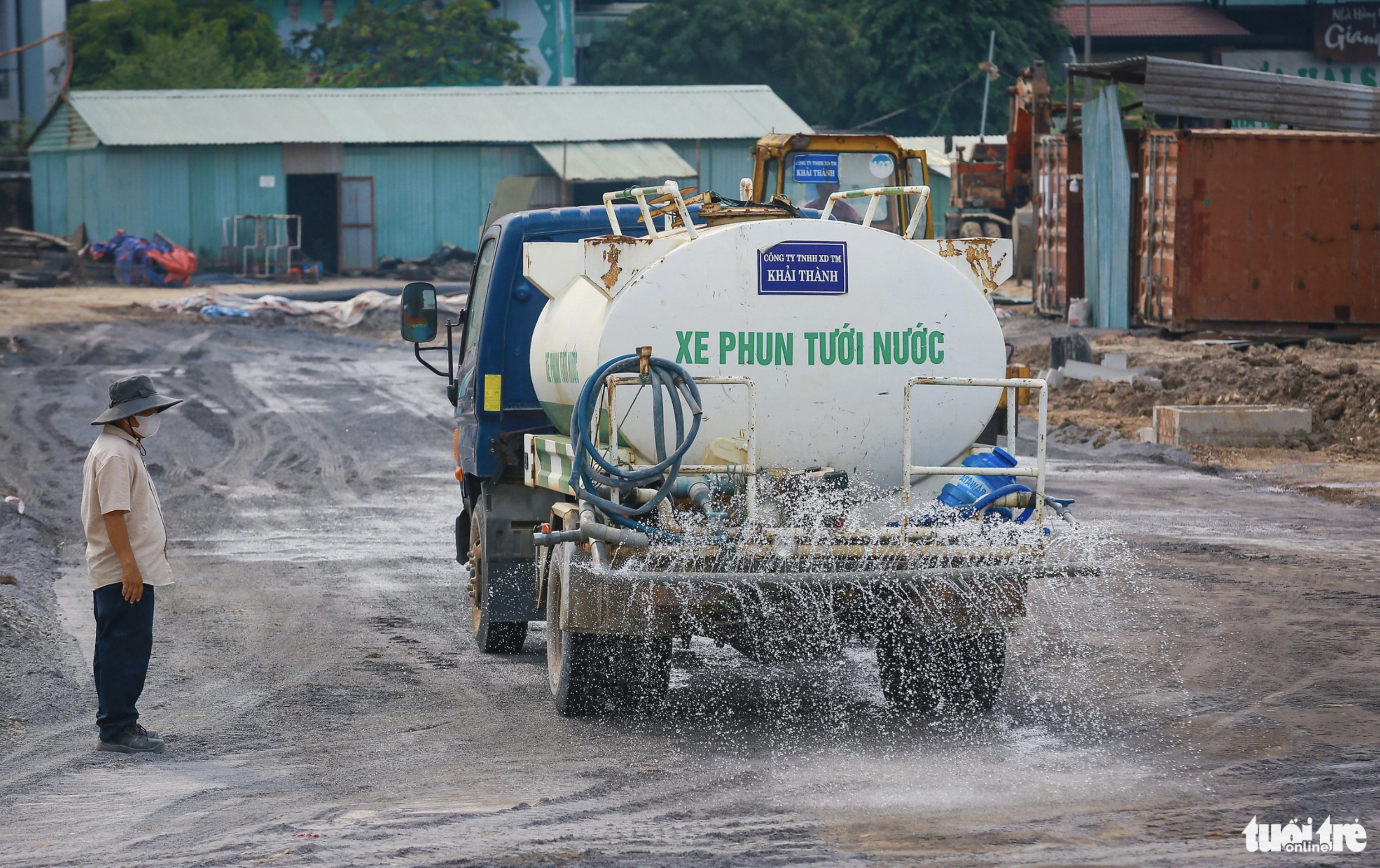 A vehicle sprays water at a construction site of a road near Tan Son Nhat International Airport in Ho Chi Minh City to reduce dust. Photo: Chau Tuan / Tuoi Tre