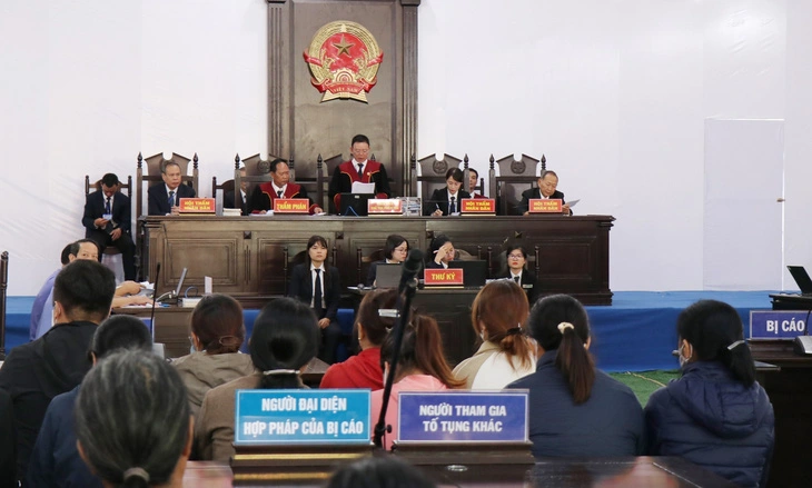 This image depicts the trial conducted by the Dak Lak Province People’s Court involving 100 defendants implicated in the deadly attacks on two government offices in Dak Lak Province, located in Vietnam’s Central Highlands region, on June 11, 2023.