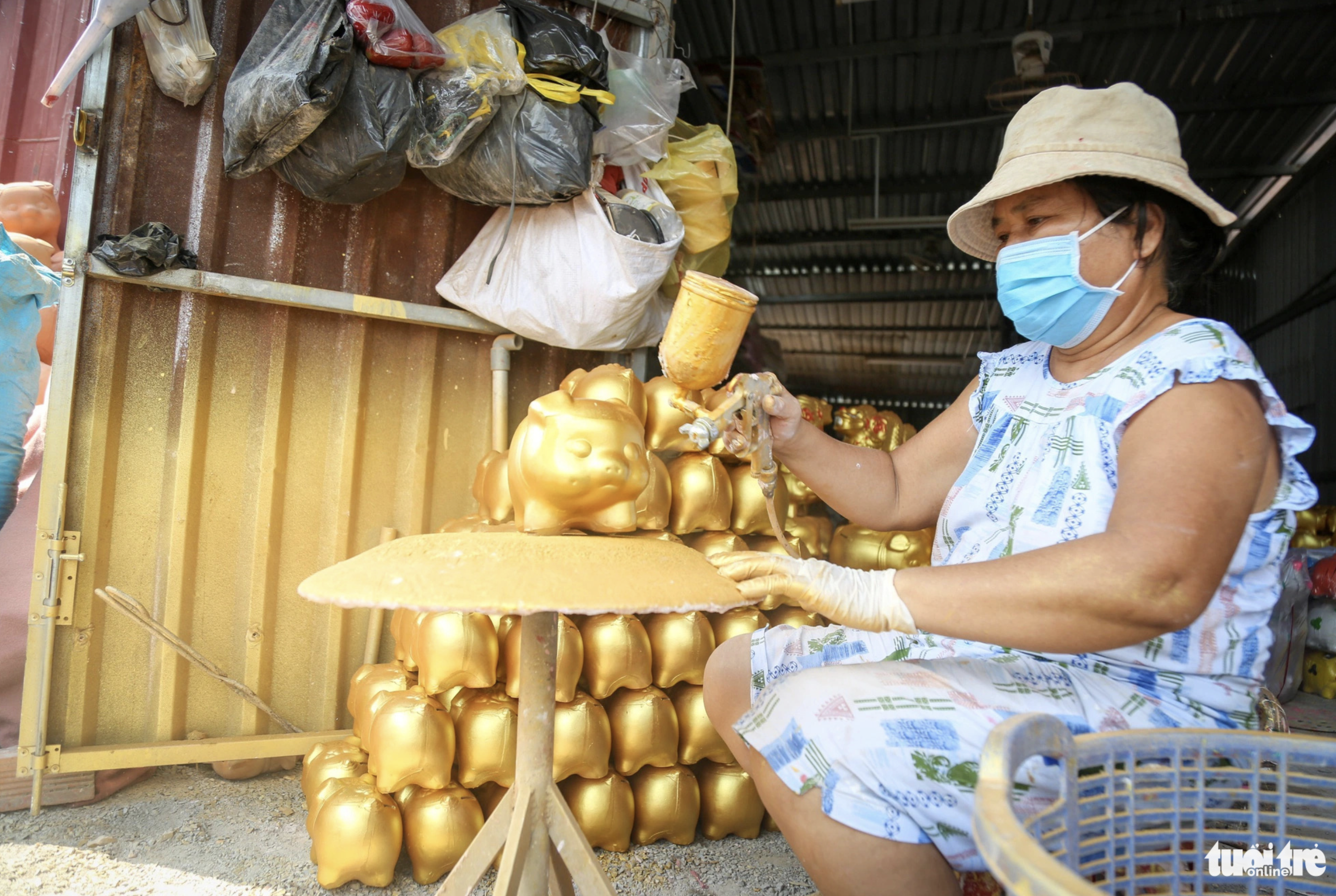 Thu Suong, an artisan of making piggy banks in the Lai Thieu Village in Binh Duong Province, southern Vietnam, said that she will continue following the craft to preserve the inherited career, and bring Tet vibes to everyone through sophisticated products. Photo: P.Q. / Tuoi Tre