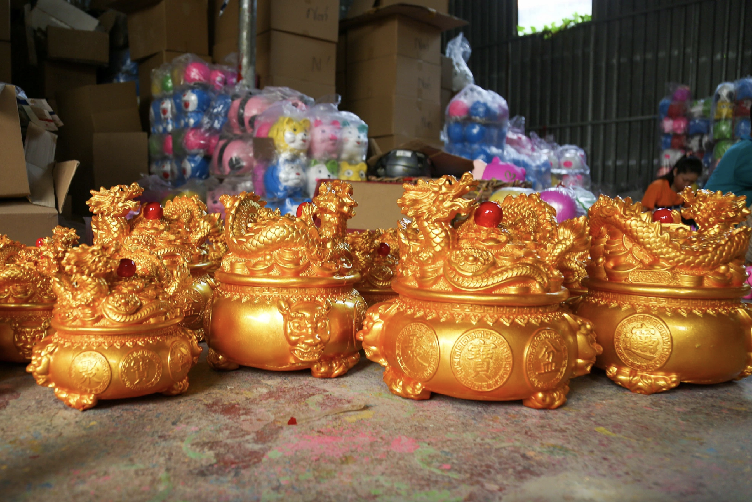 Artisans in the village paint dragon-shaped piggy banks yellow to make them suitable for display during Tet with the symbol of attracting luck and fortune. Photo: P.Q. / Tuoi Tre