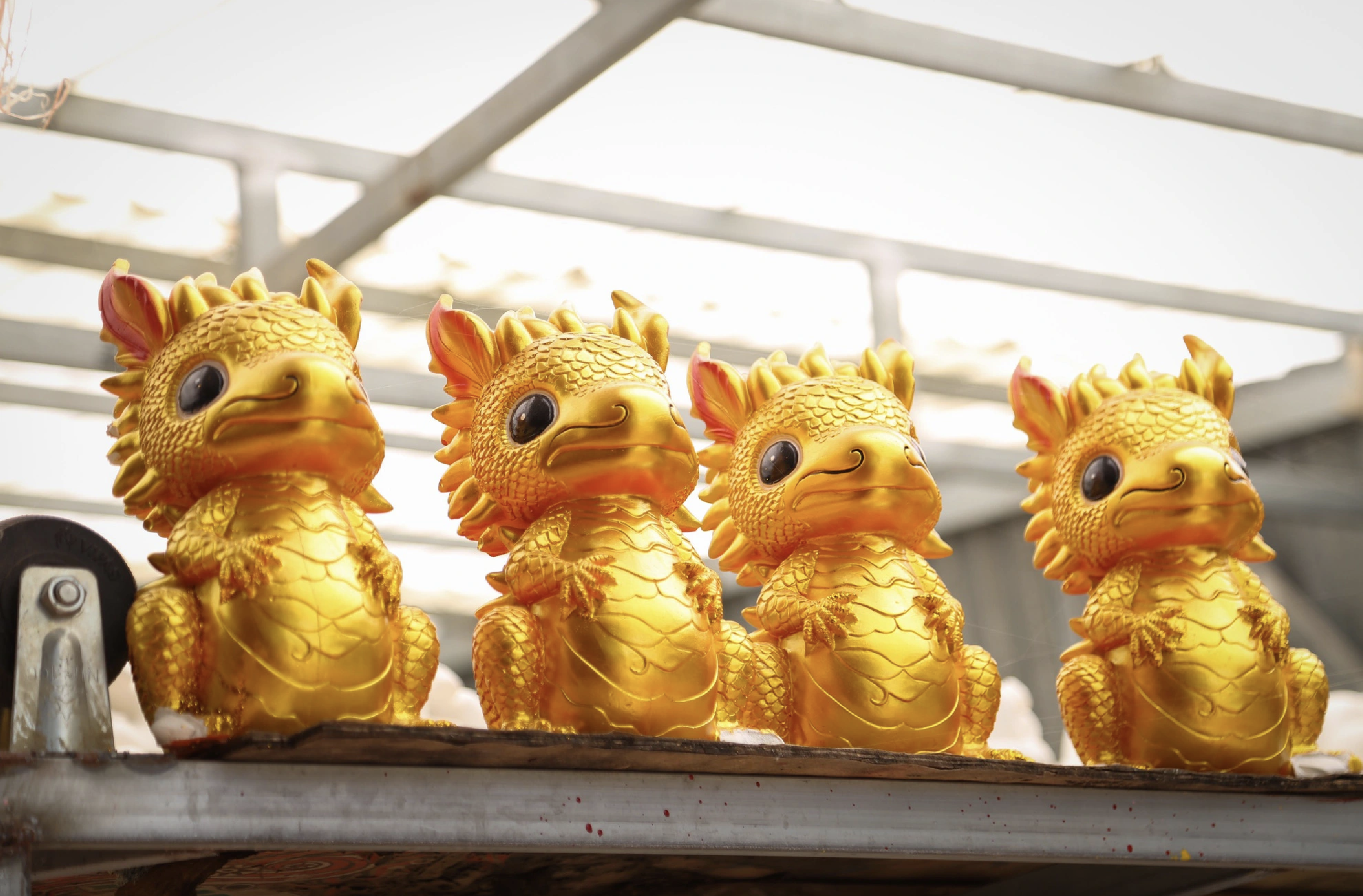 Piggy banks in the shape of an animated dragon are put on a shelf. Photo: P.Q. / Tuoi Tre