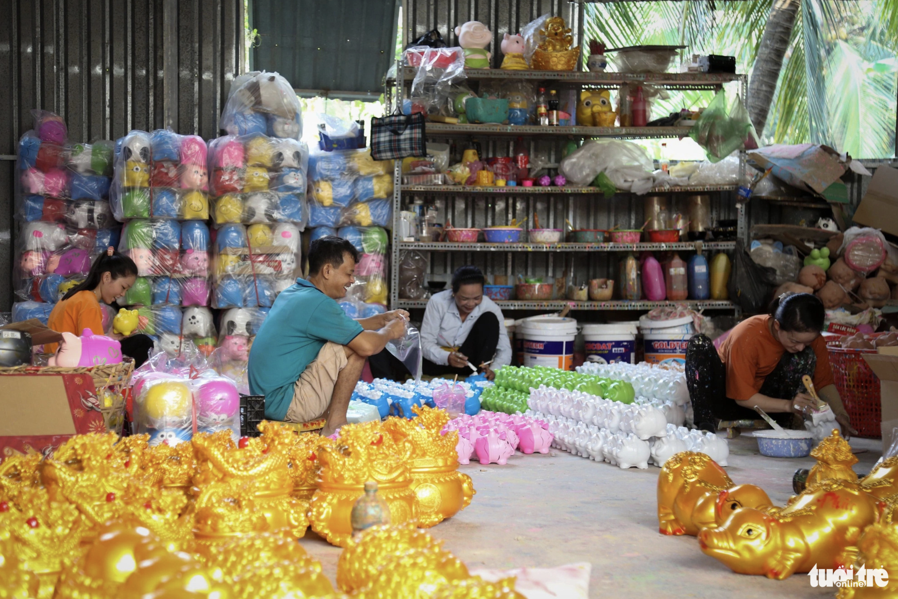 When the Tet holiday nears, the Lai Thieu piggy bank making village is bustling. Photo: P.Q. / Tuoi Tre