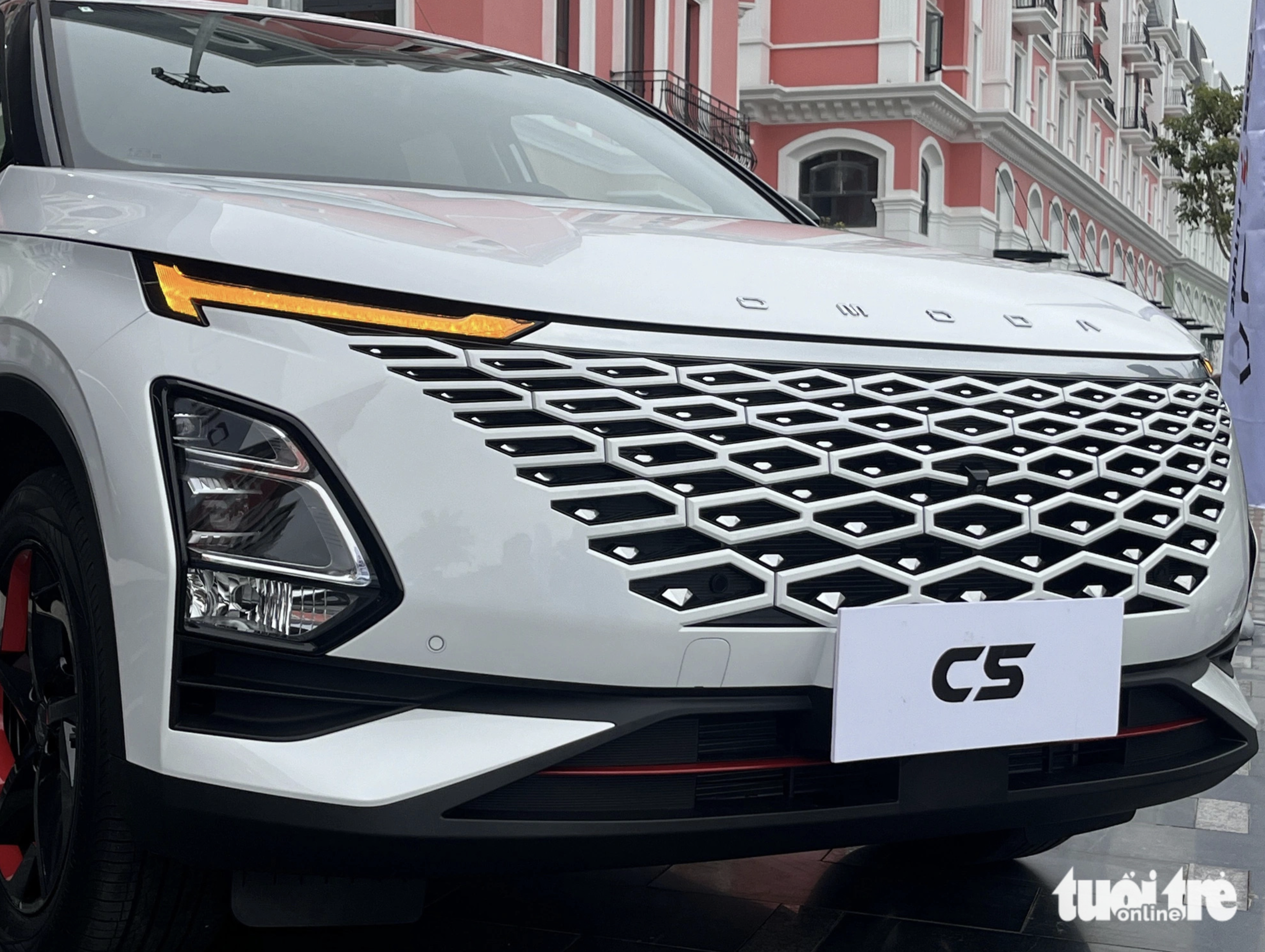 The front end of the Omoda C5 consists of a ‘diamond matrix’ front grille, a two-tier lighting system and an LED strip light. Photo: Tuoi Tre
