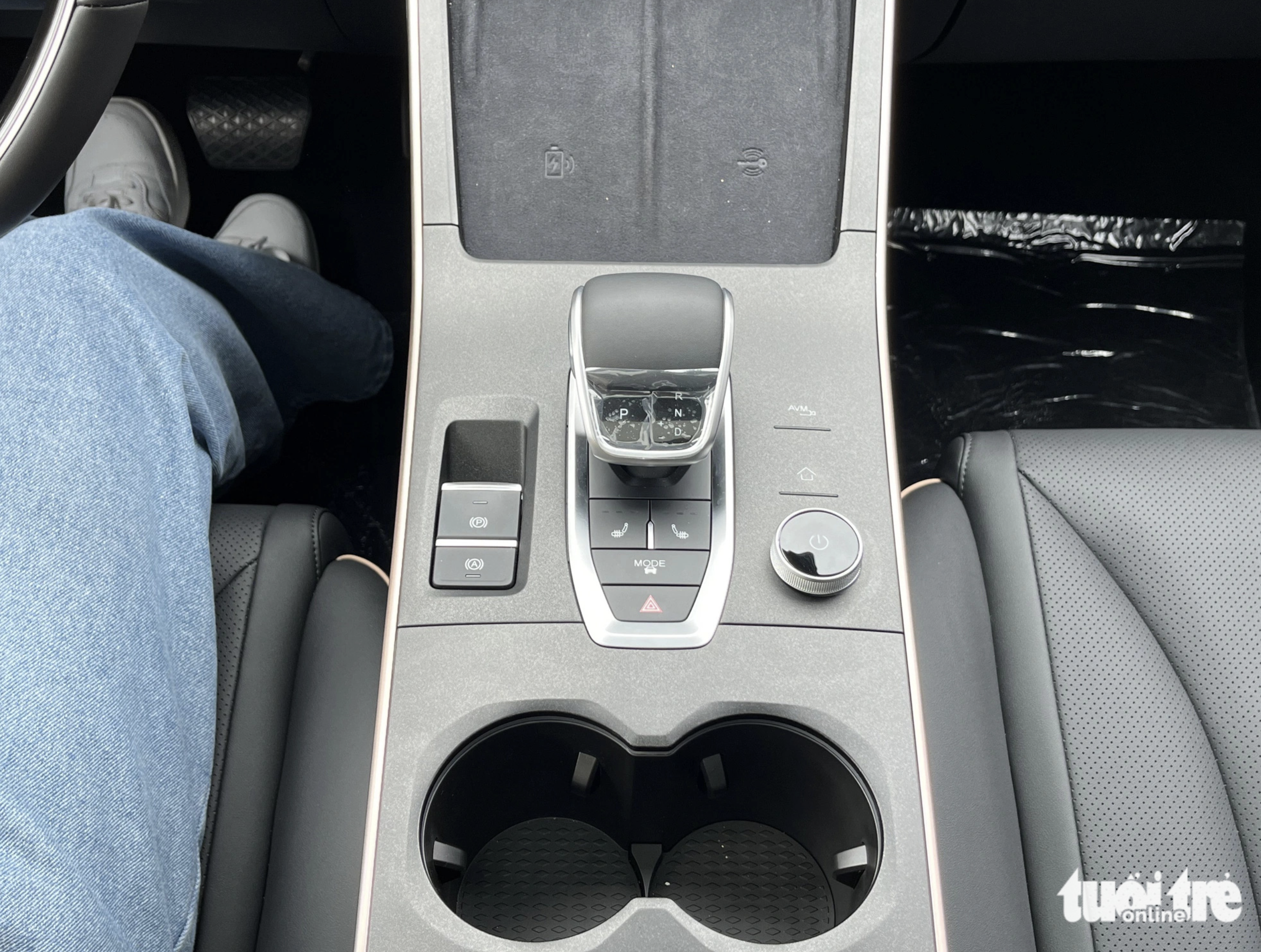 An electronic gearshift, functional keys, and a cooling system are located in the center console. The Omoda C5 enables in-car wireless smartphone charging. Photo: Tuoi Tre