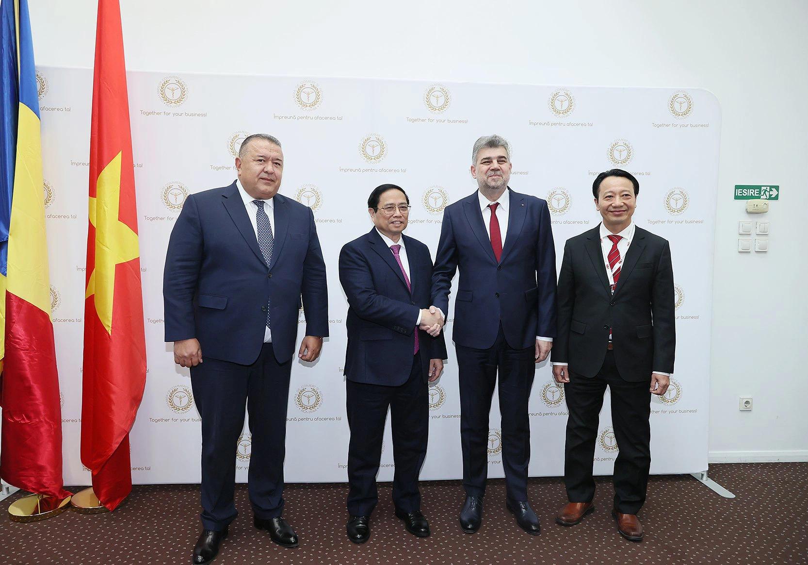 Vietnamese Prime Minister Pham Minh Chinh (L, 2nd) shakes hands with his Romanian counterpart Ion-Marcel Ciolacu (R, 2nd) at the Vietnam-Romania Business Forum held in Bucharest, Romania, January 22, 2024. Photo: Nhat Bac / Tuoi Tre