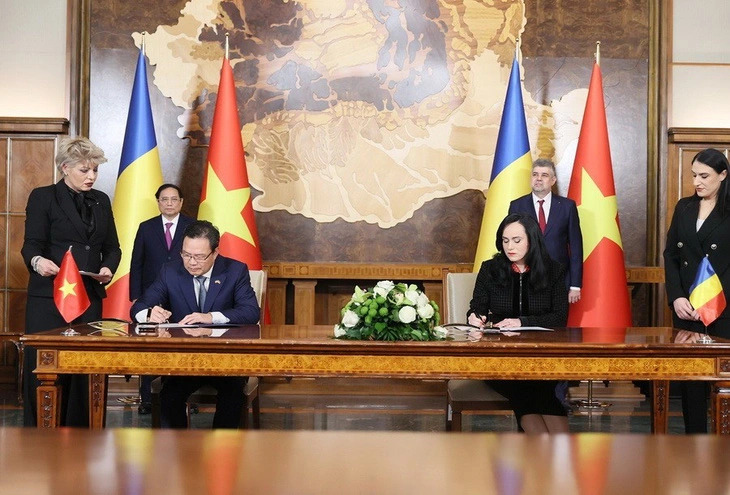 Romanian Prime Minister Ion-Marcel Ciolacu (R) and his Vietnamese counterpart Pham Minh Chinh witness the signing of one of 19 cooperative documents following their talks in Bucharest, January 22, 2024. Photo: Vietnam News Agency