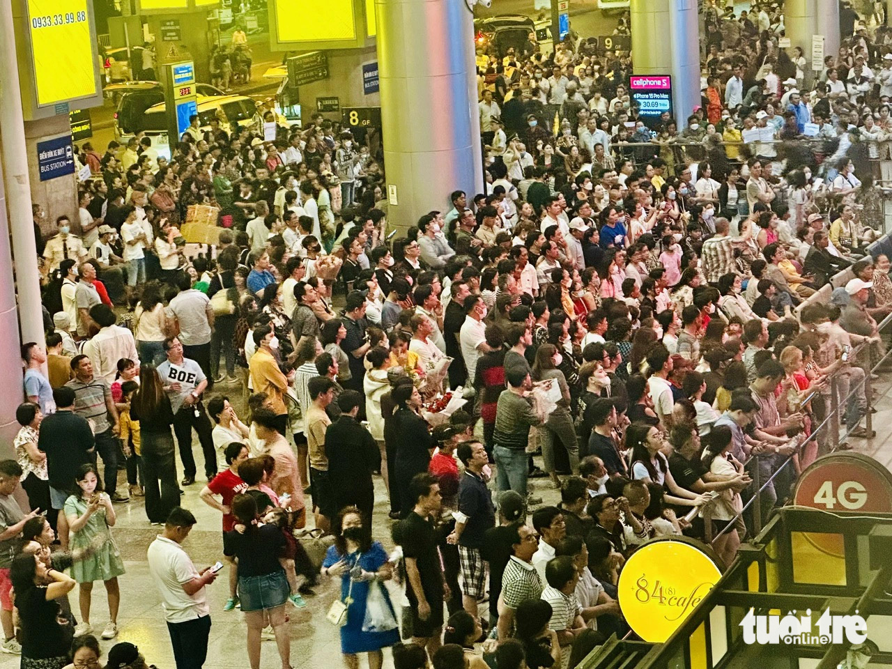 Ho Chi Minh City airport's int'l terminal buzzes as overseas ...