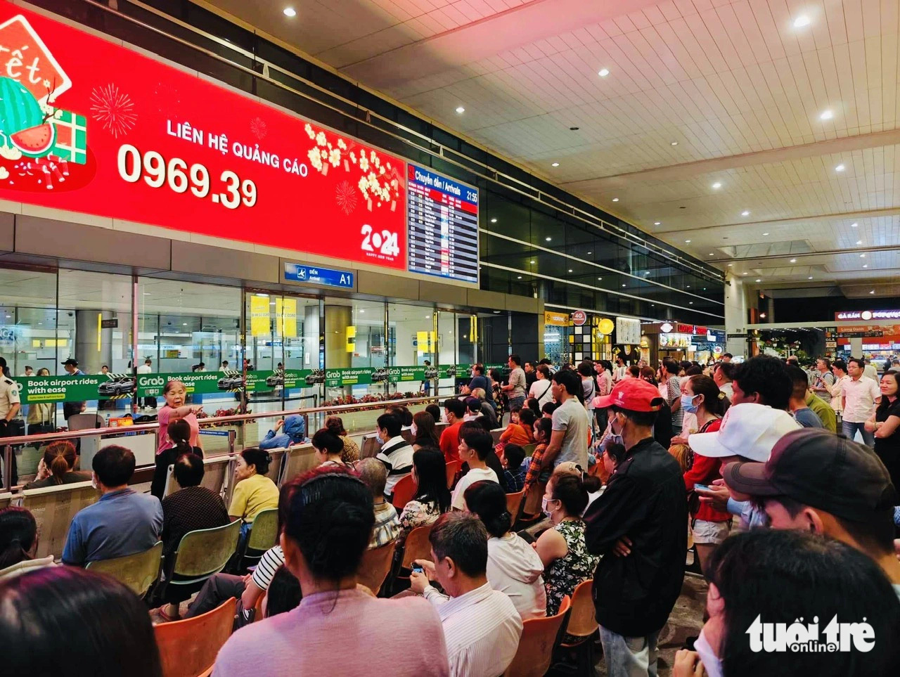 A crowd of people wait for their overseas Vietnamese relatives at the arrival hall of the international terminal at Tan Son Nhat International Airport in Ho Chi Minh City, January 24, 2024. Photo: Cong Trung / Tuoi Tre