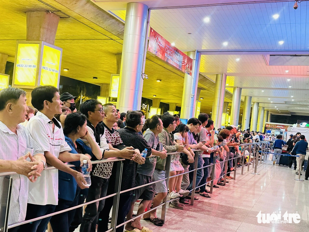 A crowd of people wait for their overseas Vietnamese relatives at the arrival hall of the international terminal at Tan Son Nhat International Airport in Ho Chi Minh City, January 24, 2024. Photo: Cong Trung / Tuoi Tre