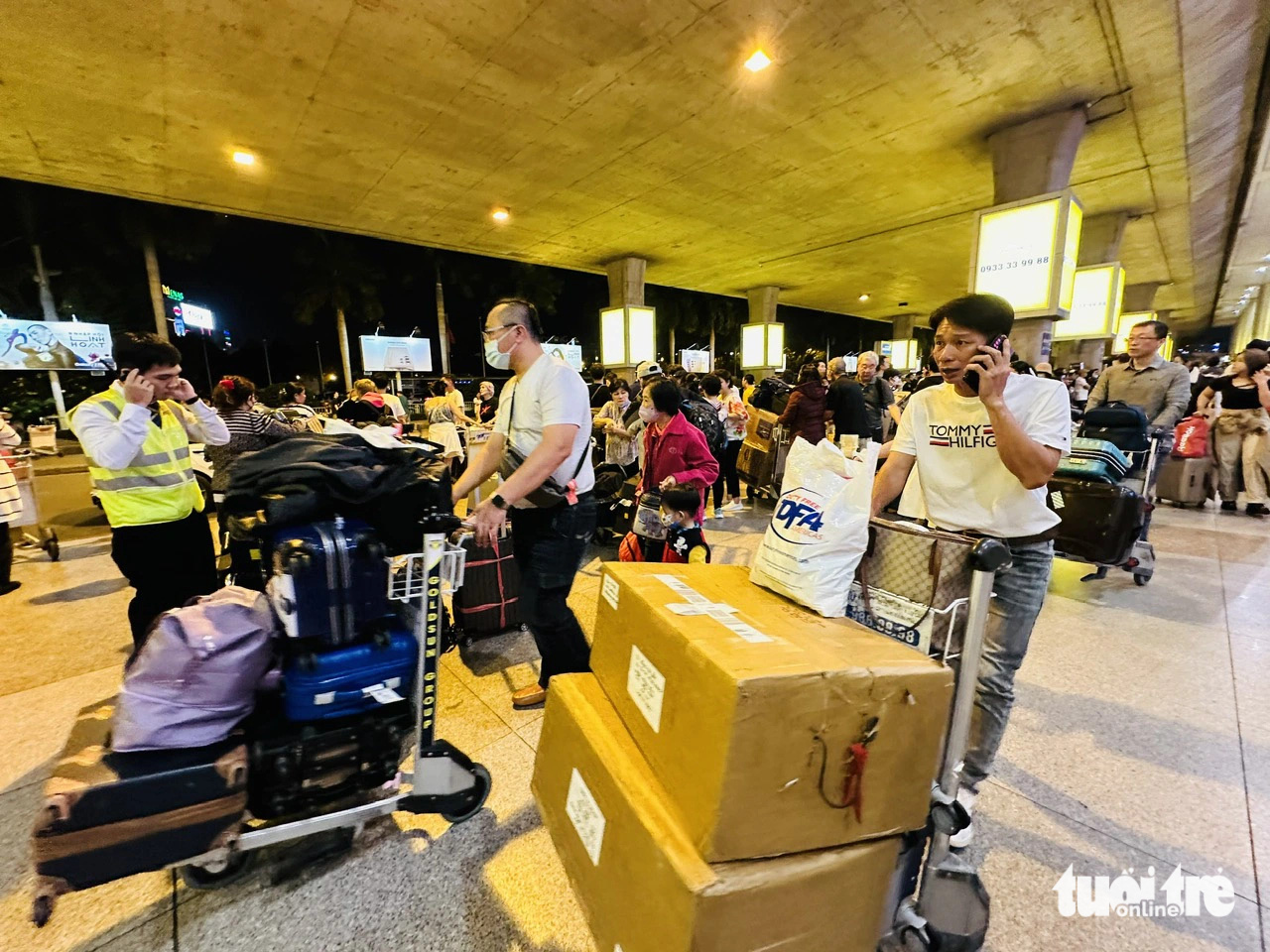 Passengers exit the international terminal of Tan Son Nhat International Airport in Ho Chi Minh City, January 24, 2024. Photo: Cong Trung / Tuoi Tre