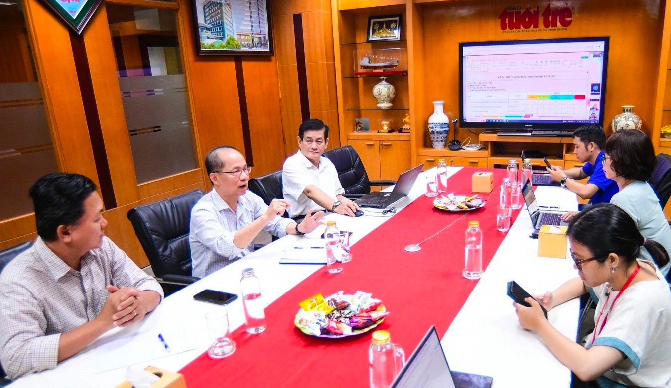 Members of the jury and organizing board are in a discussion on January 5, 2024. Photo: Quang Dinh / Tuoi Tre