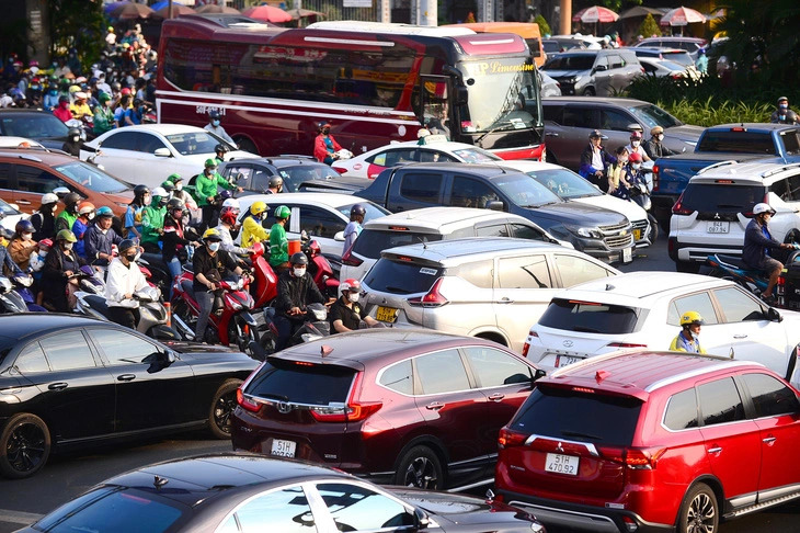 Me first: Yellow-light dash causes traffic chaos in Ho Chi Minh City