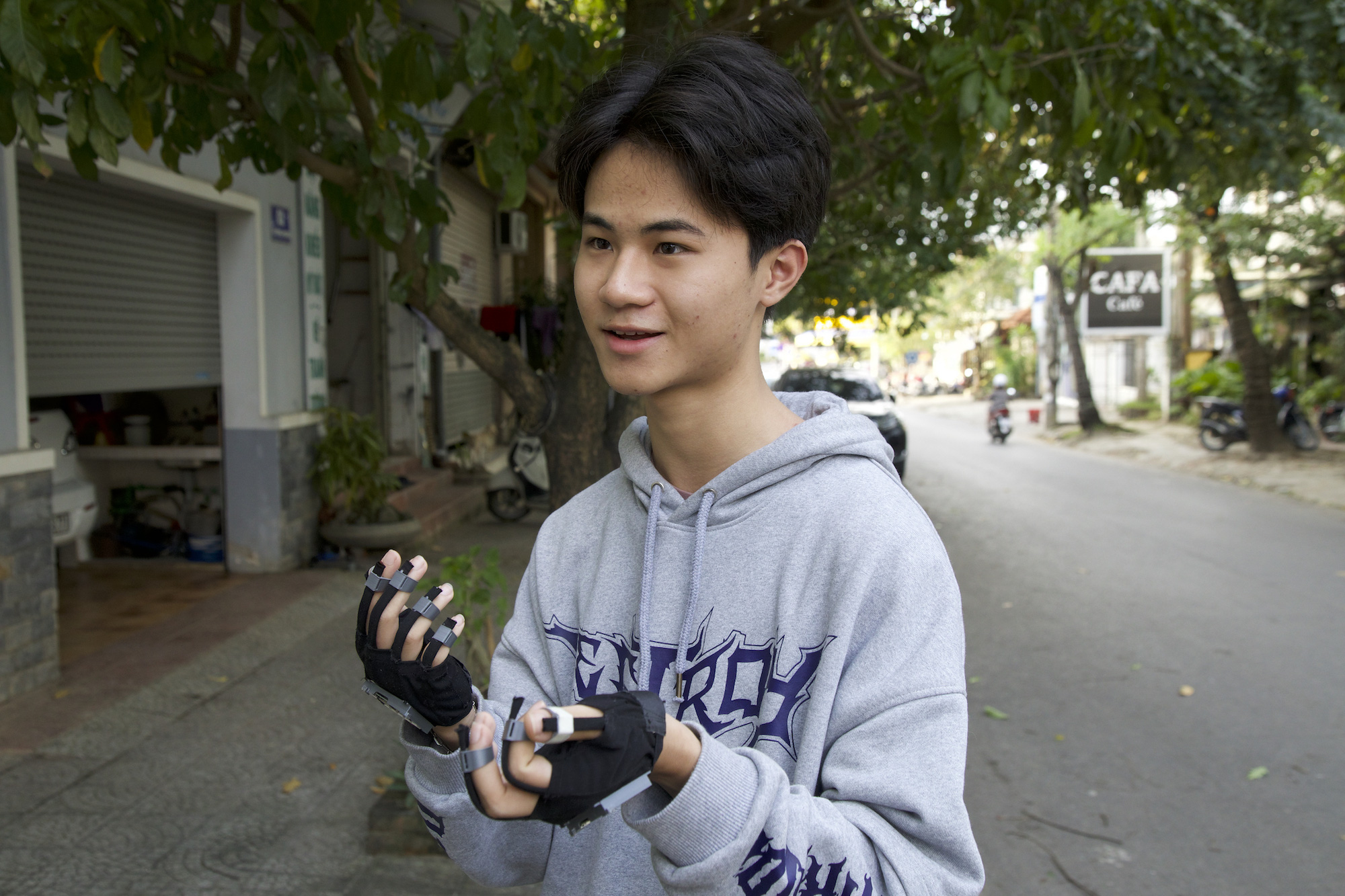 Vietnamese student designs English-Vietnamese communication gloves for the hearing-impaired
