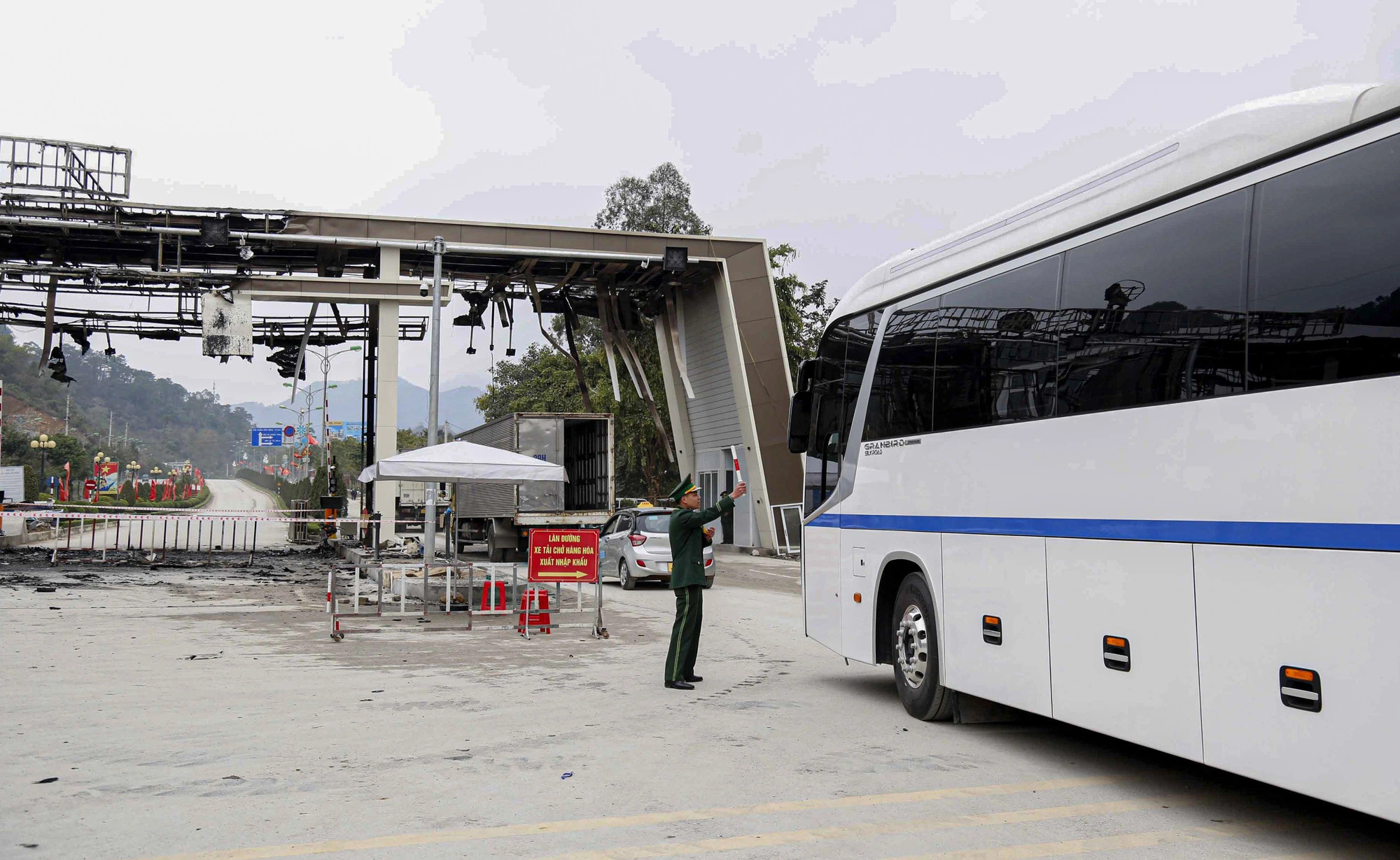 LED light failure likely cause of fire at int’l border gate in northern Vietnam
