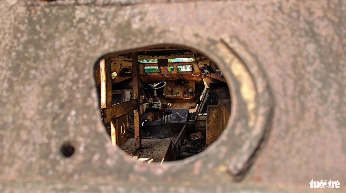 Inside a rusty and downgraded amphibious vehicle. Photo: Nhat Linh / Tuoi Tre