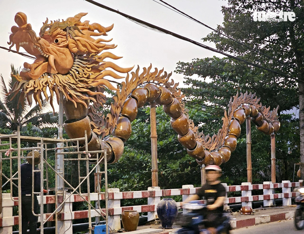 Sourthern Vietnam craft village builds massive ceramic dragon sculptures for Tet